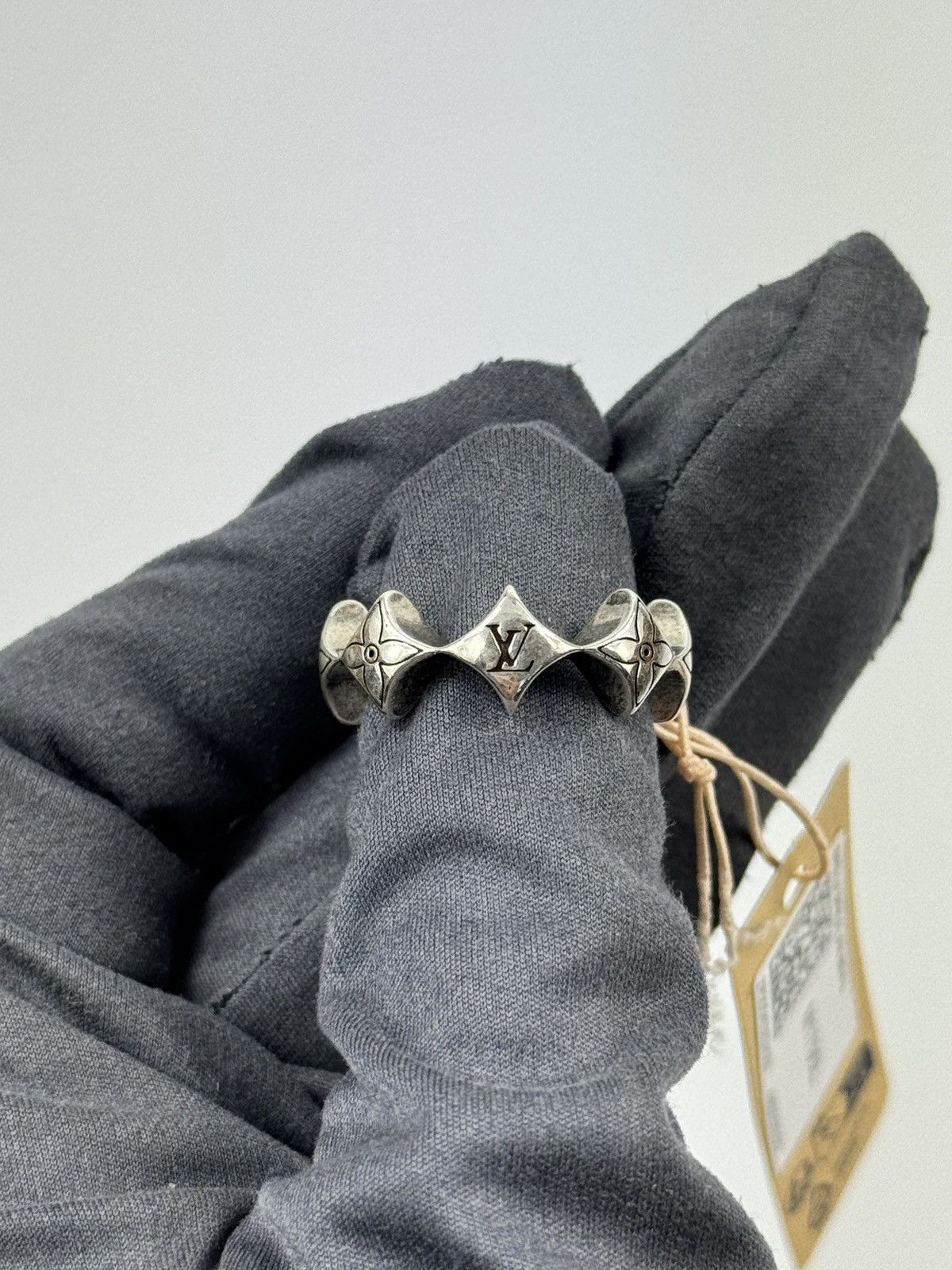Louis Vuitton LV SPIKEY FLOWER SILVER RING SIZE L Size ONE SIZE - 1 Thumbnail