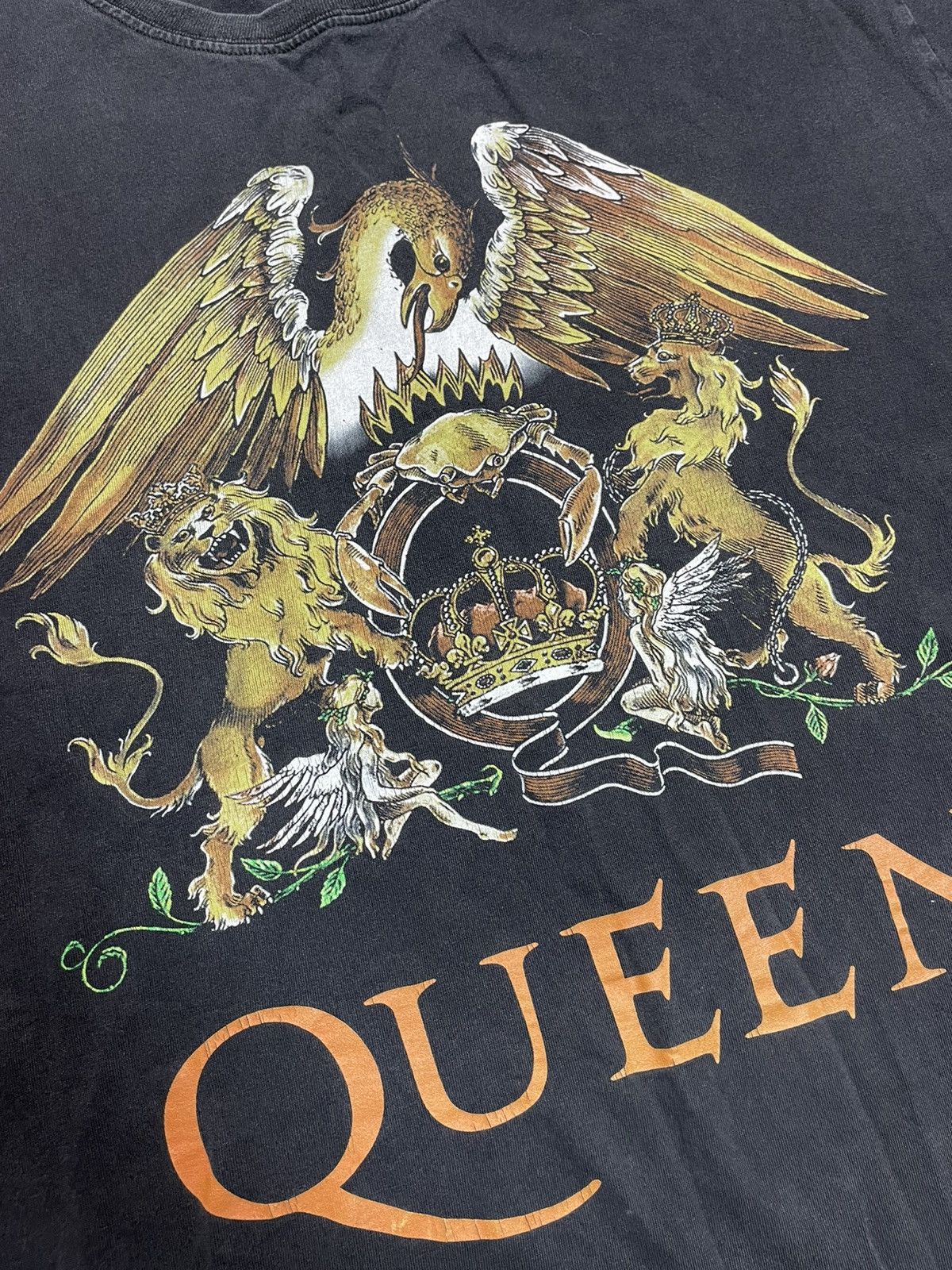 Band Tees Queen Classic Crest Logo Band T-Shirt Black Size XL Size US XL / EU 56 / 4 - 2 Thumbnail