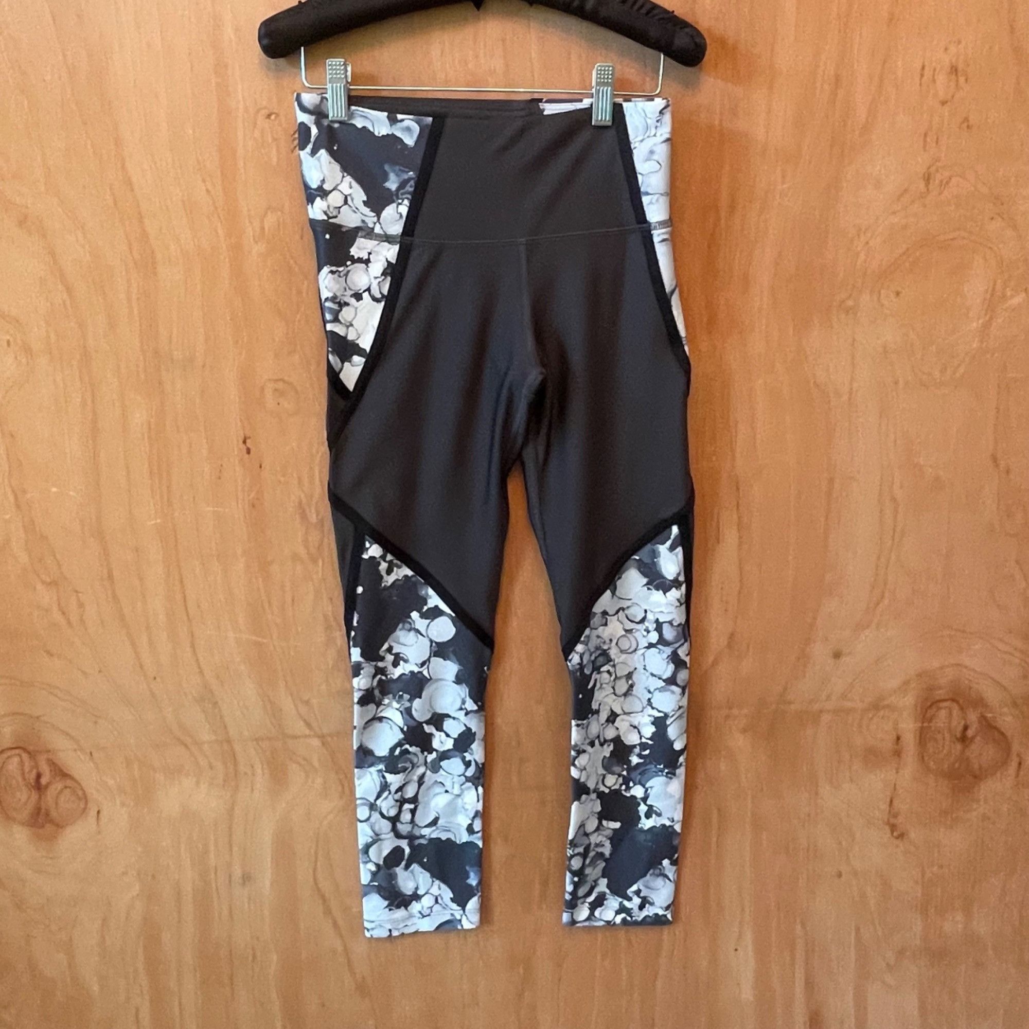 Under Armour Under Amour HeatGear Leggings Women's Medium Black and Gray Size 28" / US 6 / IT 42 - 9 Thumbnail