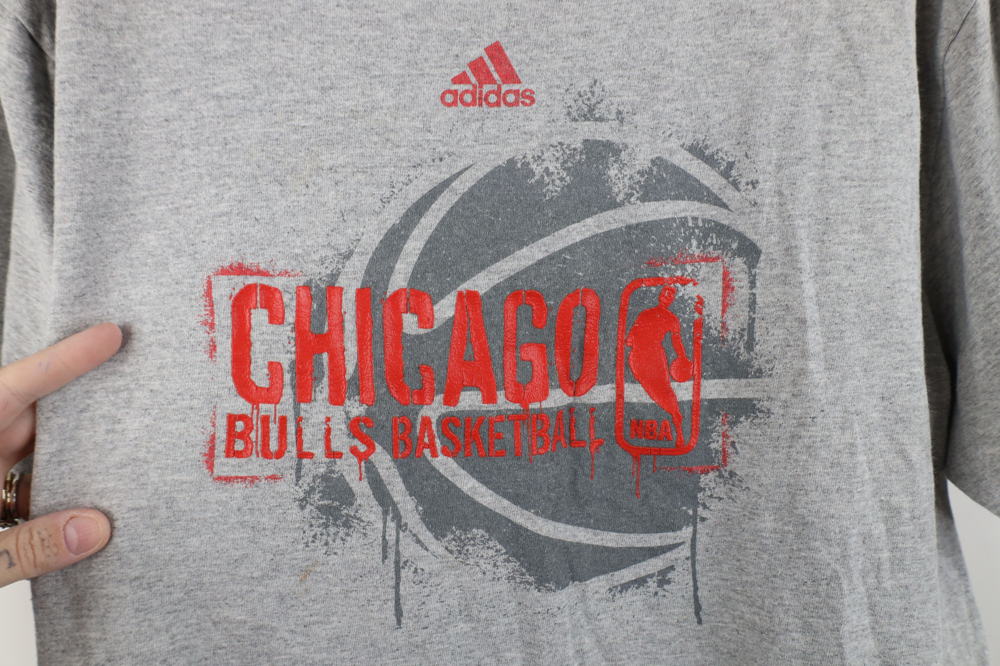 Adidas Vintage Y2K Adidas Bulls Basketball T-Shirt Heather Gray Size US XL / EU 56 / 4 - 4 Thumbnail