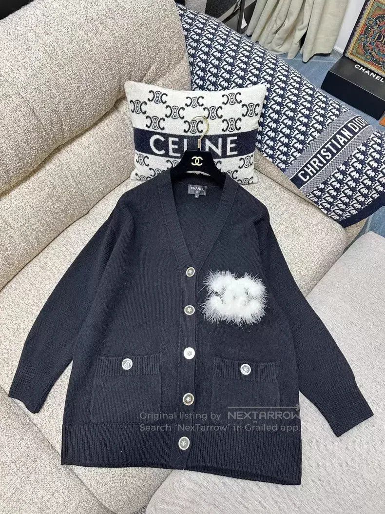 Chanel Chanel Long-sleeved white feather double C fur logo long-s Size XS / US 0-2 / IT 36-38 - 2 Thumbnail