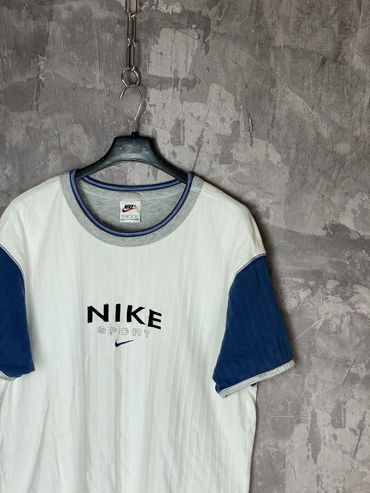 Nike × Vintage Vintage Y2K Nike Center Logo Rare 90s Tshirt Size M / US 6-8 / IT 42-44 - 4 Thumbnail