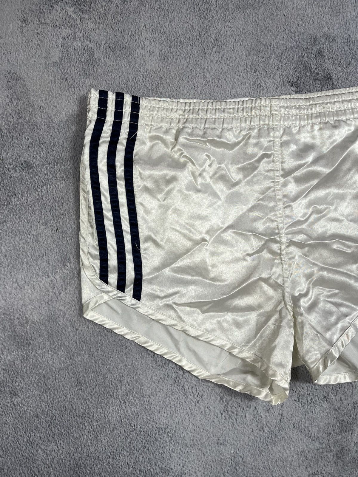 Adidas × Vintage Vintage Adidas 90s shorts streetwear style size 32 Size US 32 / EU 48 - 2 Thumbnail
