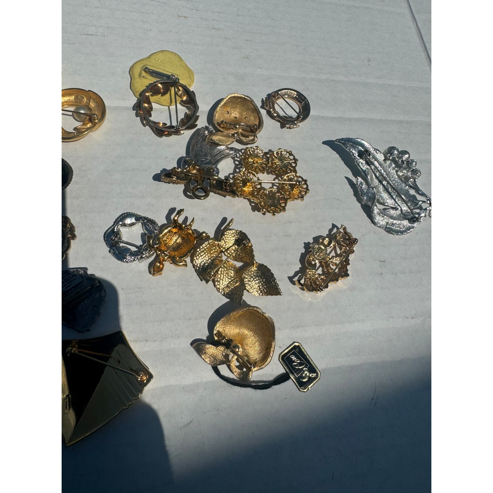Vintage 22 Signed Brooch Pins- Vintage Size ONE SIZE - 8 Thumbnail