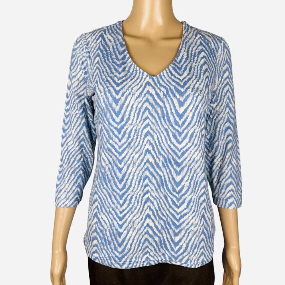 Chicos Chico's V-Neck 3/4 Sleeve Rayon Chevron Top Size 0 US S Size S / US 4 / IT 40 - 1 Thumbnail