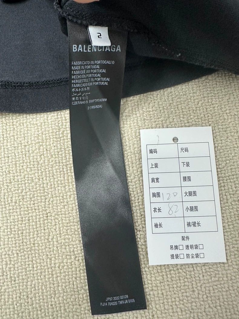Balenciaga Balenciaga Short Sleeve T-Shirt with Cover Letter Size US S / EU 44-46 / 1 - 5 Thumbnail