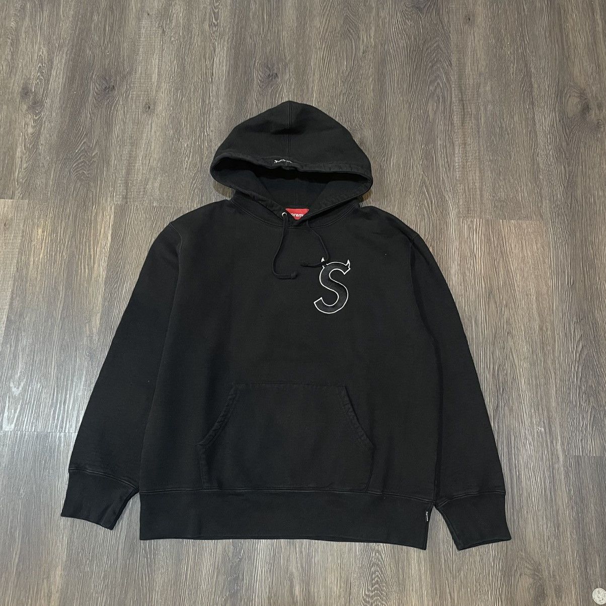Supreme SUPREME LOGO S DEVIL FW22 Size US S / EU 44-46 / 1 - 1 Thumbnail