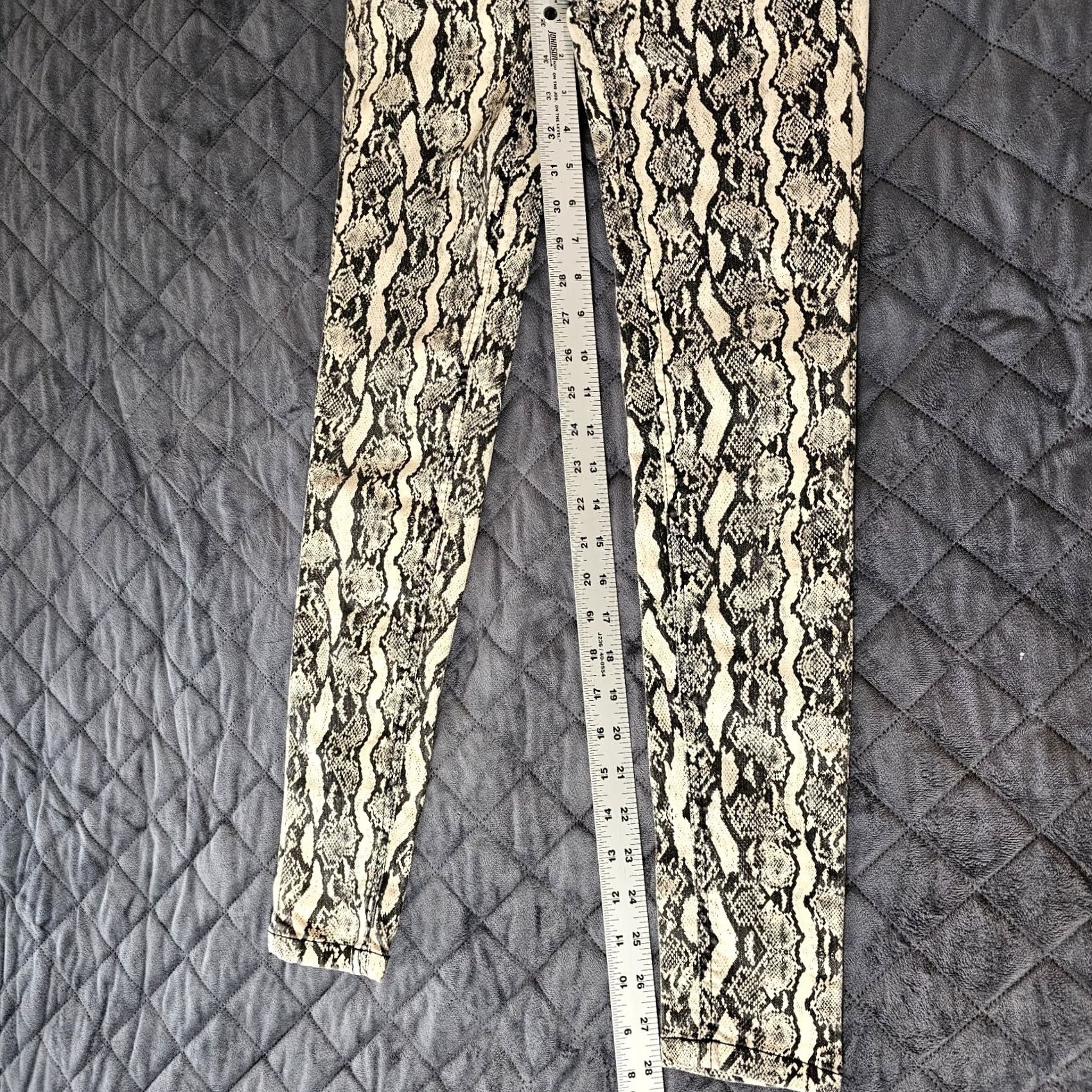 Vintage VINTAGE? No — Wild Fable Jeans Skinny Five Pocket 00 Beige Snakeskin Pattern Mid Rise Stretch Skinny Denim Women Pants Formal? Size 24" / US 00 / IT 34 - 7 Thumbnail