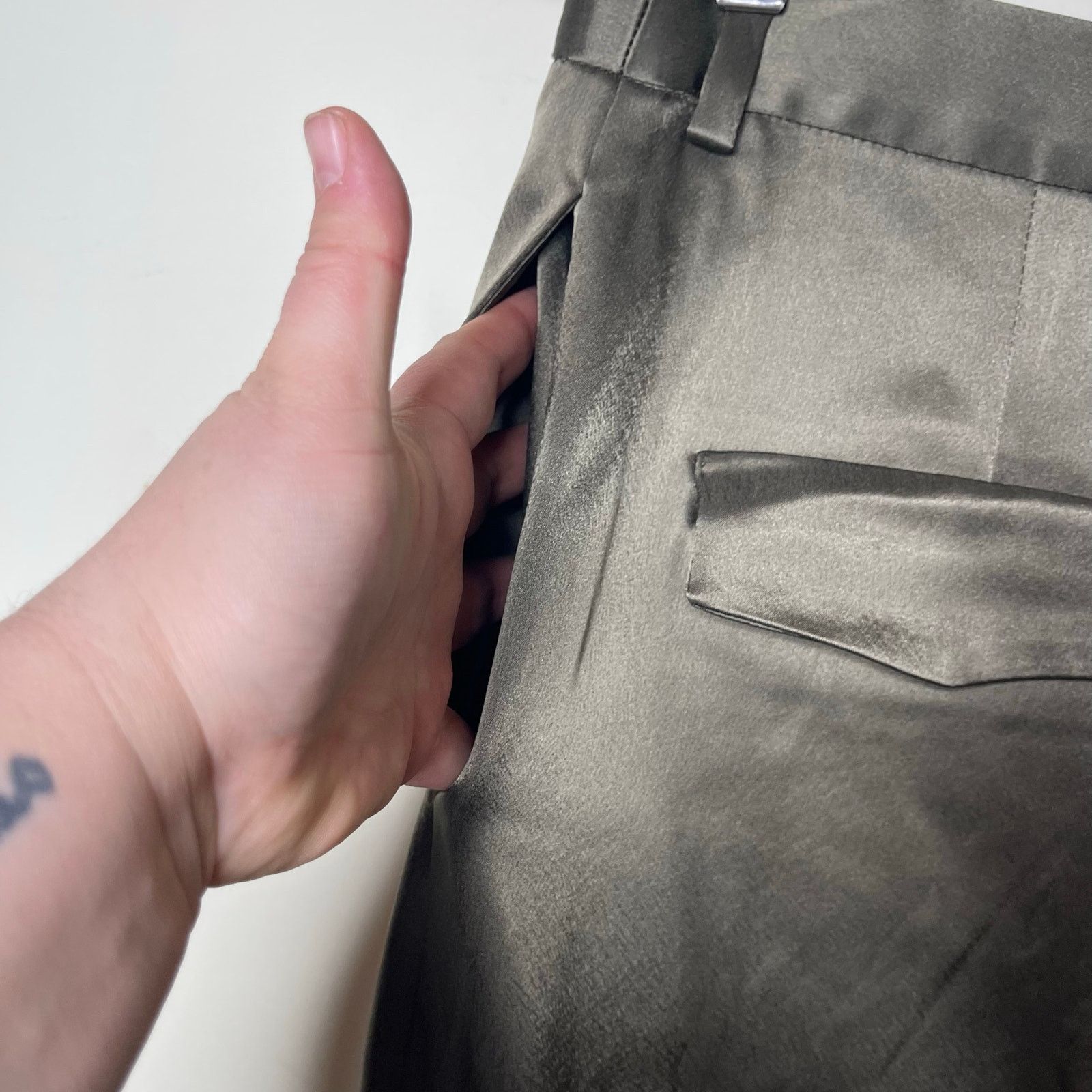 Aritzia NWT Aritzia Babaton Outgoing Army Green Satin Cargo Pants 8 Size 30" / US 8 / IT 44 - 8 Thumbnail