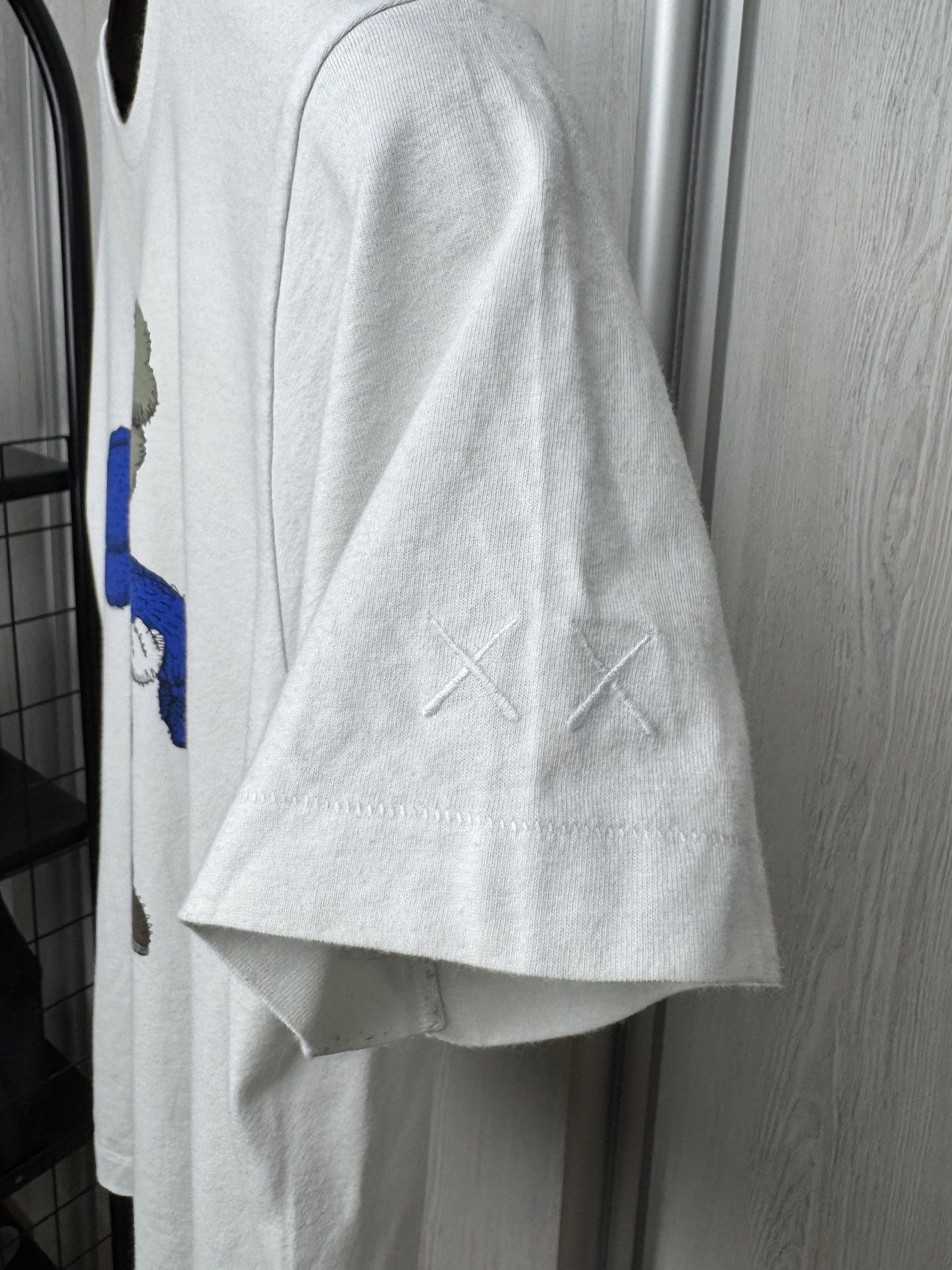 Kaws Uniqlo x Kaws white big logo vintage shirt Size US S / EU 44-46 / 1 - 4 Thumbnail