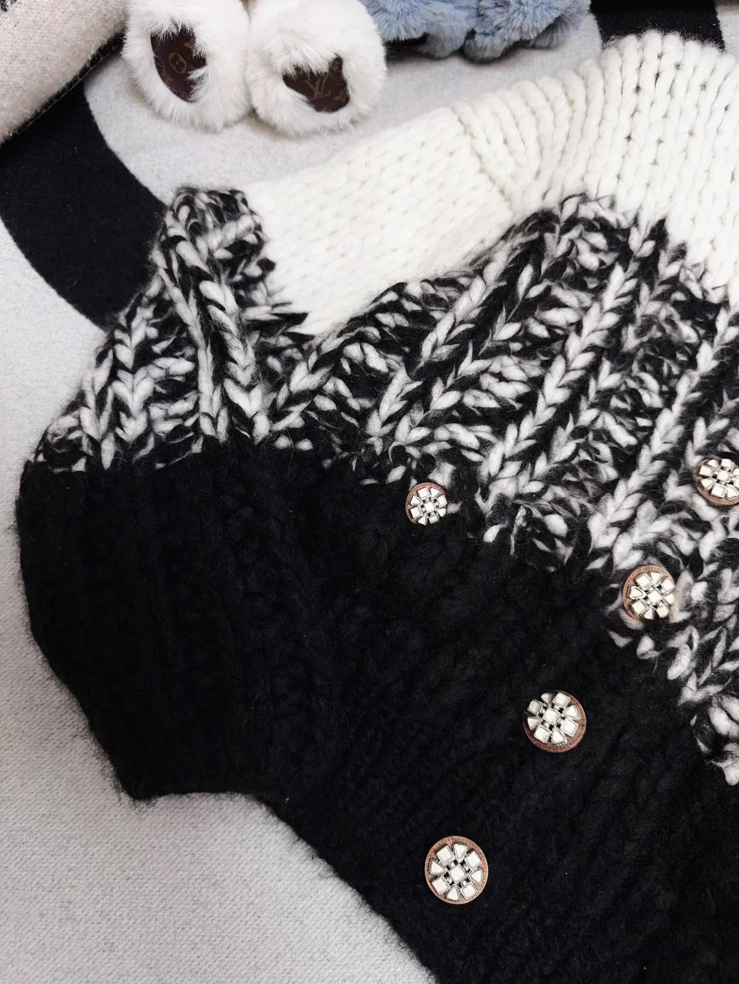 Chanel Chanel 19K Snowy Gem Button Black & White Chunky Cardi 36 BN Size XS / US 0-2 / IT 36-38 - 7 Thumbnail
