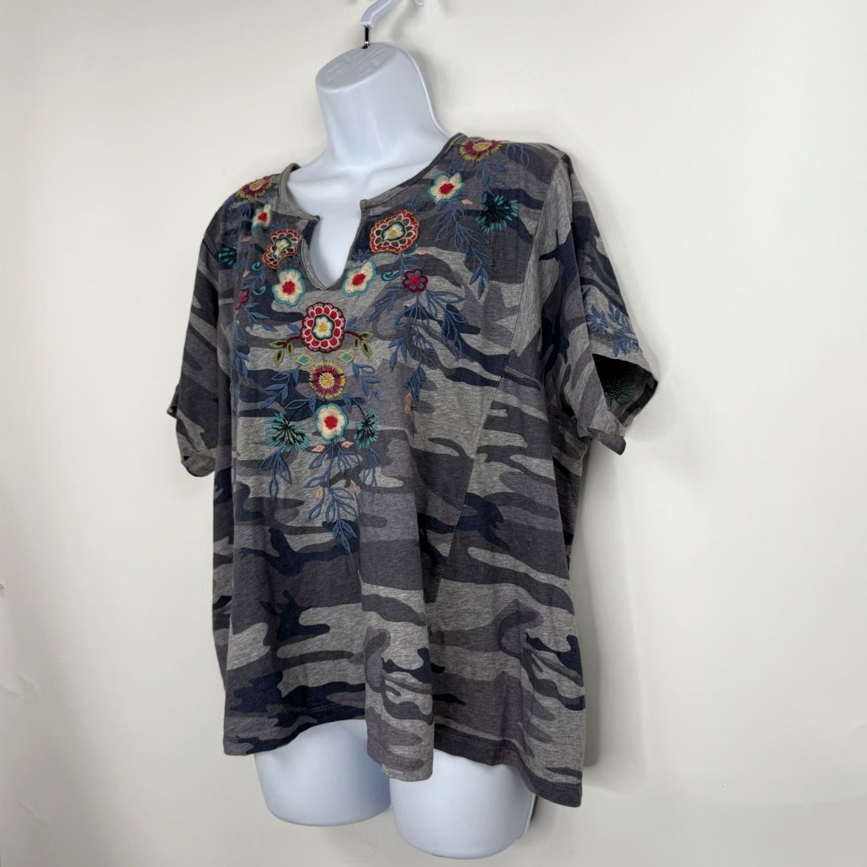 Johnny Was Johnny Was Top Medium Camo Short Sleeve V Neck Embroidered Boho Festival Shirt Womens M Gray混 Size M / US 6-8 / IT 42-44 - 2 Thumbnail