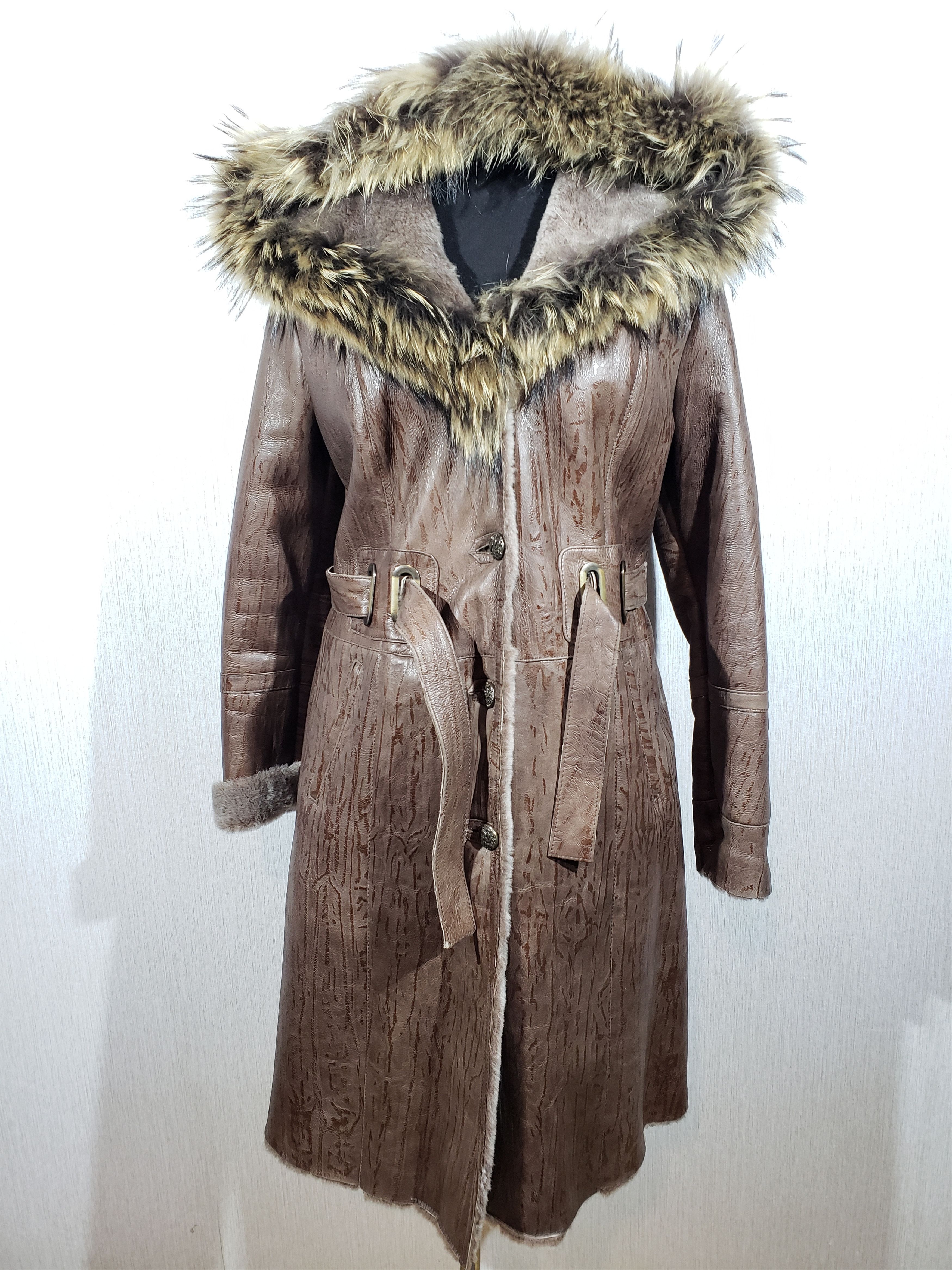 Other Stylish brown sheepskin coat with a warm hood. Size M / US 6-8 / IT 42-44 - 1 Thumbnail