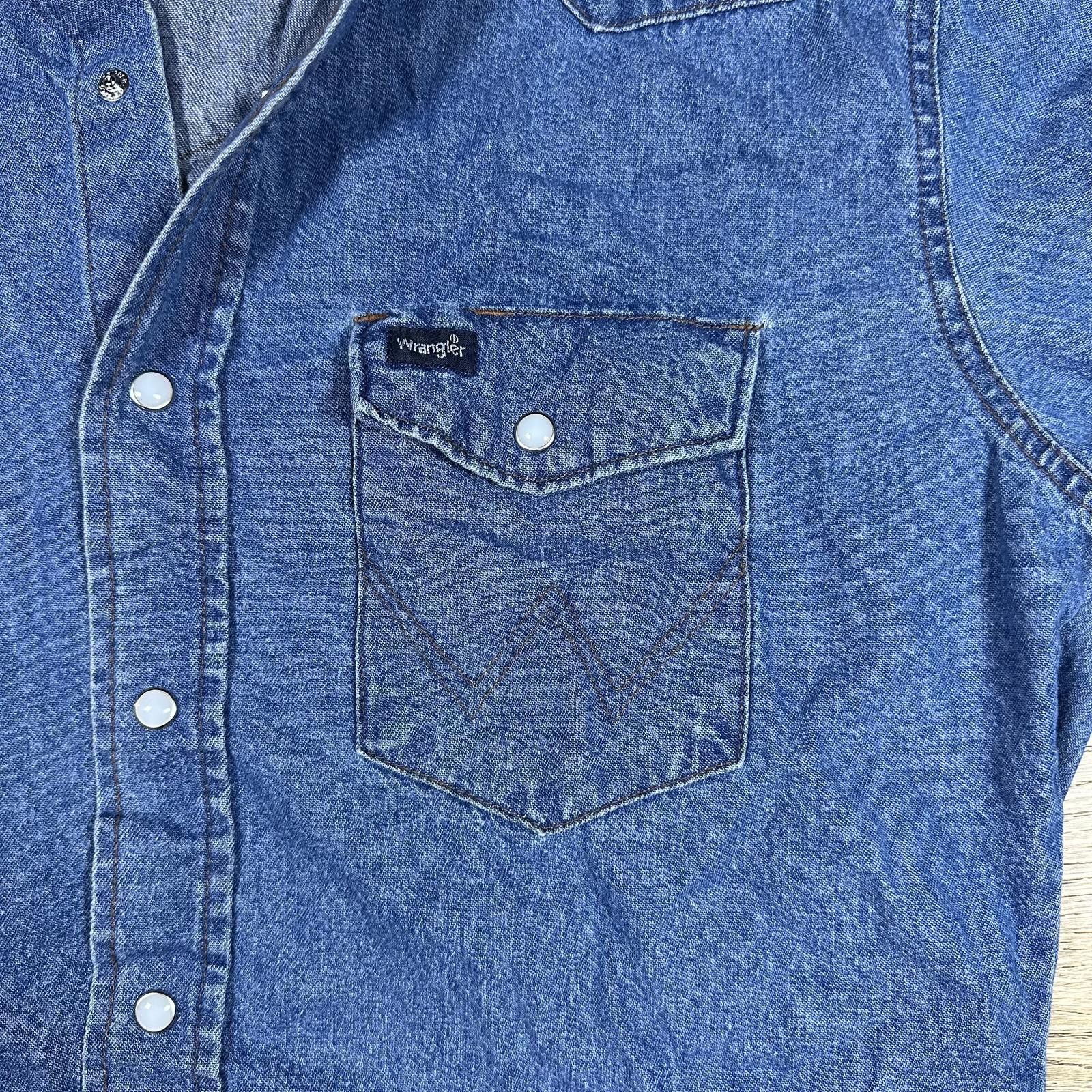 Wrangler Wrangler Mens Denim Shirt Medium Blue Vintage Size US M / EU 48-50 / 2 - 3 Thumbnail