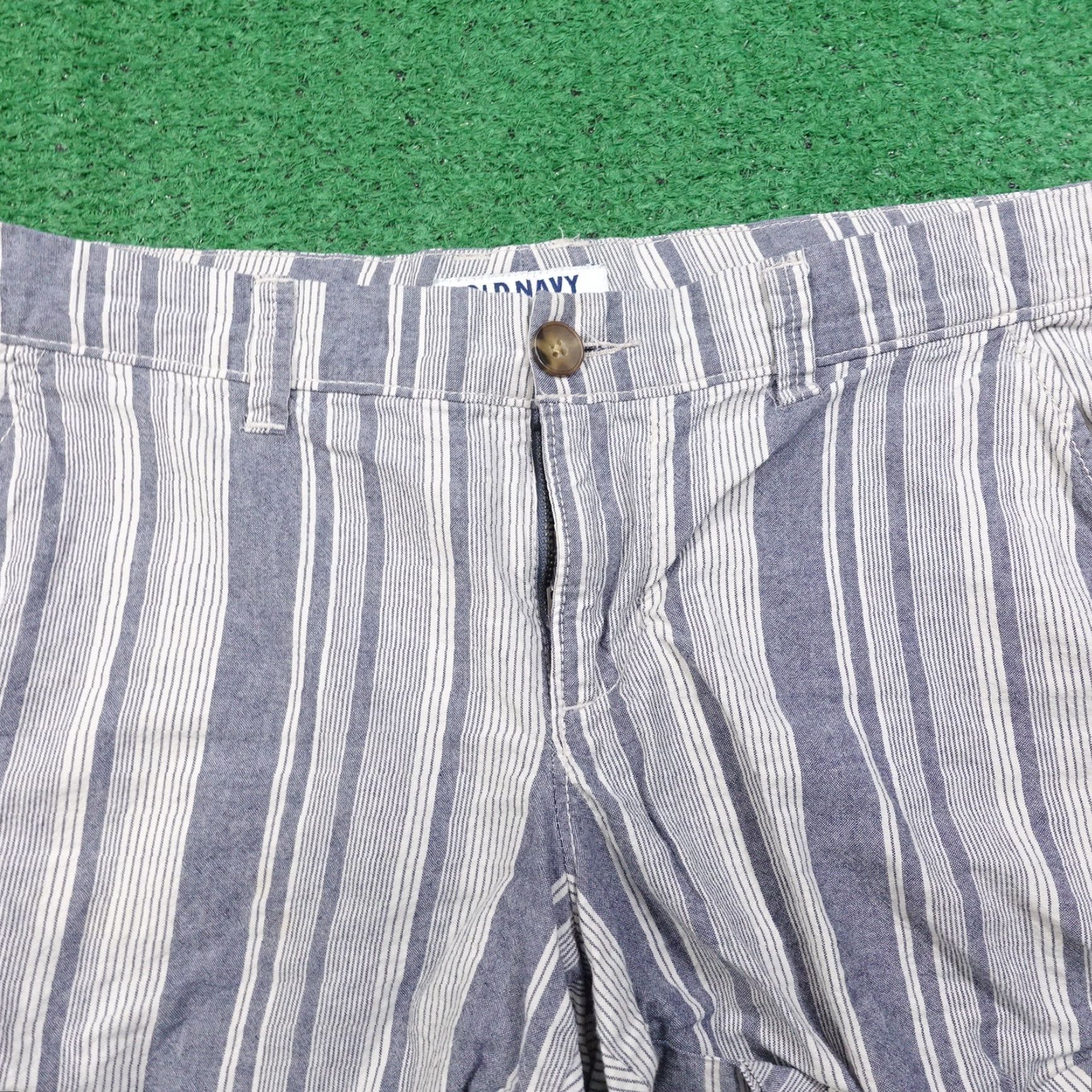 Old Navy VINTAGE OLD NAVY BLUE STRIPED SHORTS WOMENS SIZE 6 - CHINO STYLE / COTTON BLEND, FLAT FRONT, 3" INSEAM, REGULAR FIT, W Size 28" / US 6 / IT 42 - 2 Thumbnail