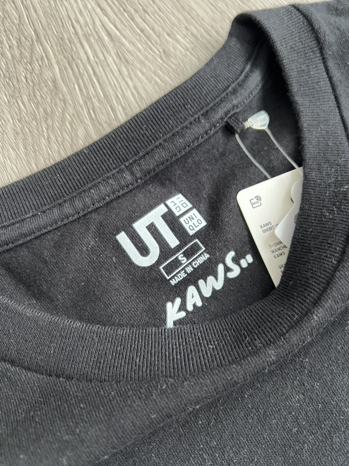 Kaws KAWS x Uniqlo „Kids Logo“ T-Shirt size S Size US S / EU 44-46 / 1 - 3 Thumbnail