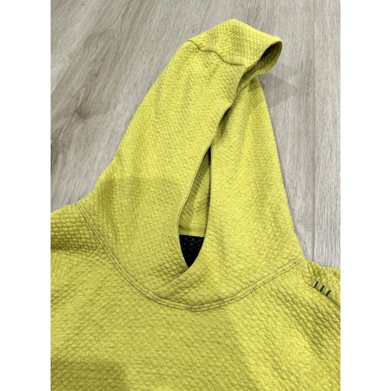 Lululemon Lululemon Hoodie Mens Large Lululemon At Ease Performance Sweatshirt Textured Hooded Pockets Lightweight Green Yellow Size US L / EU 52-54 / 3 - 6 Thumbnail