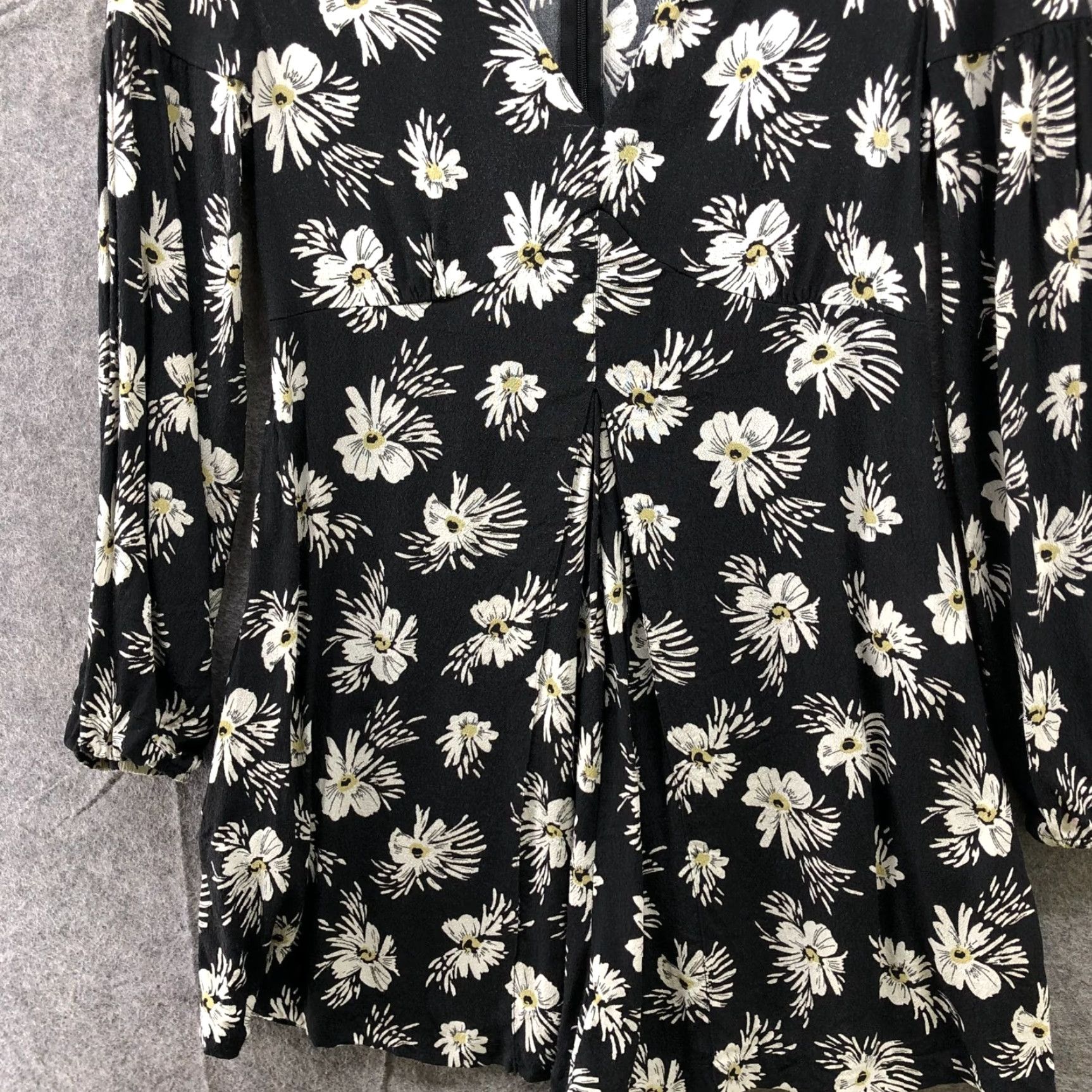 Zara Zara Romper Womens XS Black Floral Daisy V-Neck Pockets Long Sleeve Rayon Size XS / US 0-2 / IT 36-38 - 4 Thumbnail