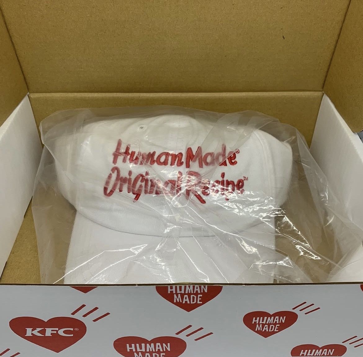 Human Made RARE 2018 NYC SIGNED BY NIGO HUMAN MADE X KFC HAT Size ONE SIZE - 3 Thumbnail