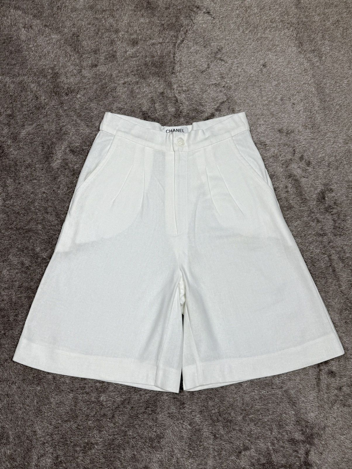 Chanel Chanel Off White Linen Textured Pleat Pocket Shorts Size 34 Size 24" / US 00 / IT 34 - 1 Thumbnail