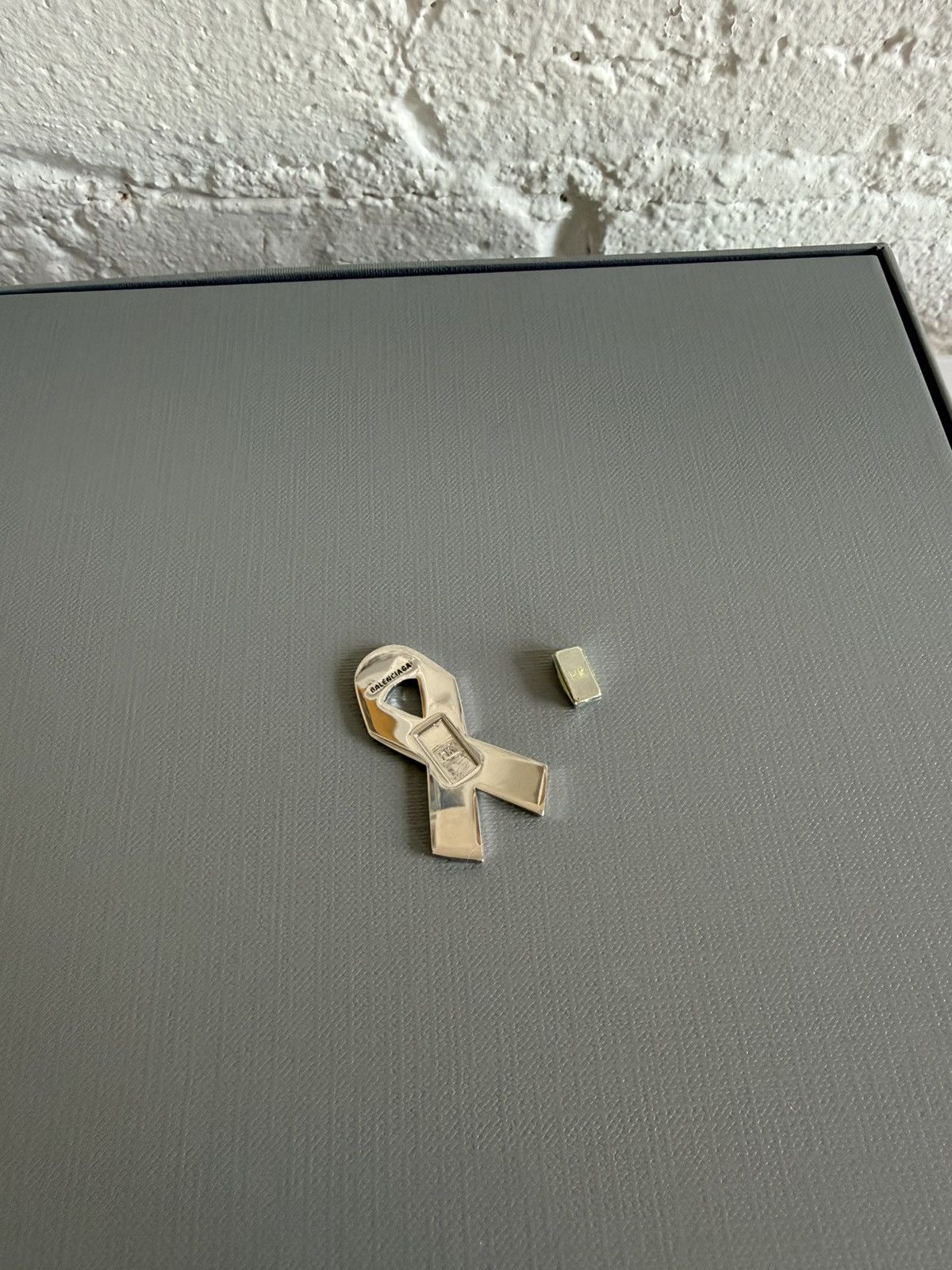 Balenciaga “Rainbow Awareness” Magnetic Pin Size ONE SIZE - 2 Thumbnail