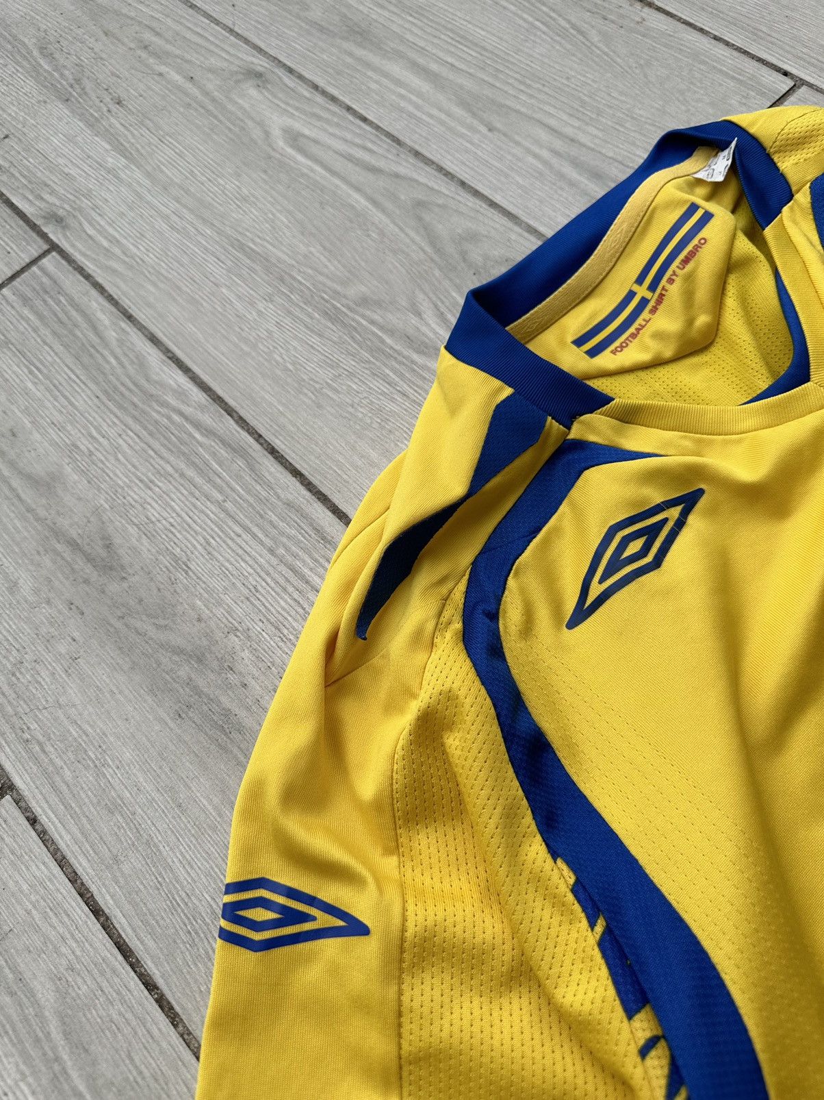 Umbro SWEDEN SVERIGE 2009 SIZE M UMBRO FOOTBALL SHIRT Size US M / EU 48-50 / 2 - 7 Thumbnail