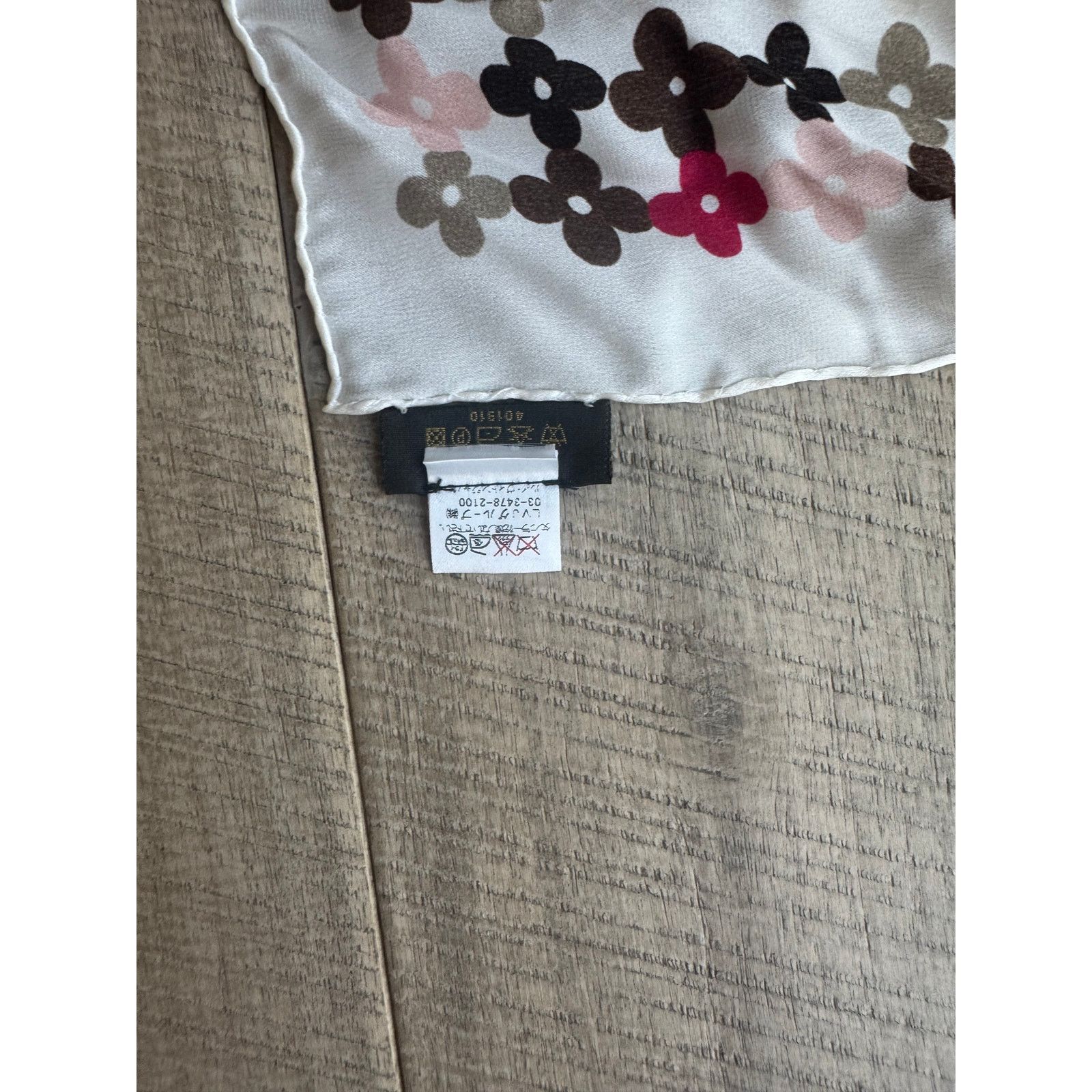 Louis Vuitton Louis Vuitton Floral Monogram Silk Scarf Size ONE SIZE - 2 Thumbnail