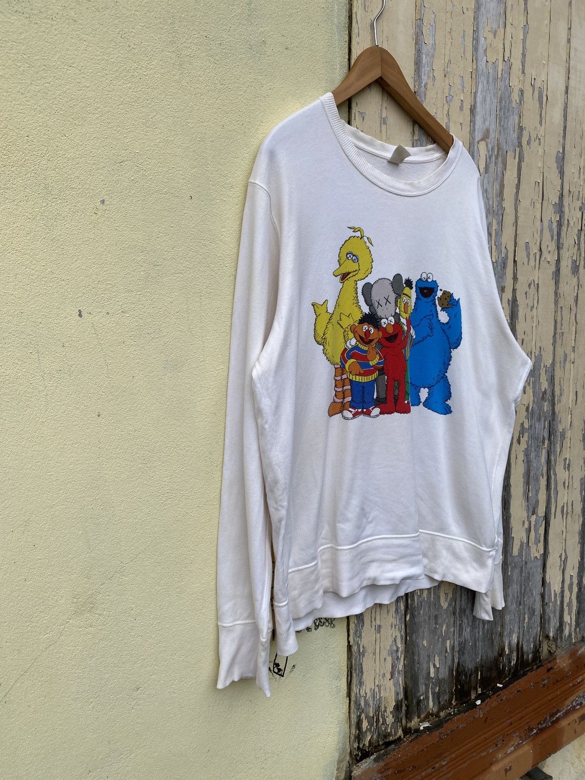 Kaws × Uniqlo Vintage uniqlo x kaw sesame street crewneck sweatshirt Size US XL / EU 56 / 4 - 4 Thumbnail
