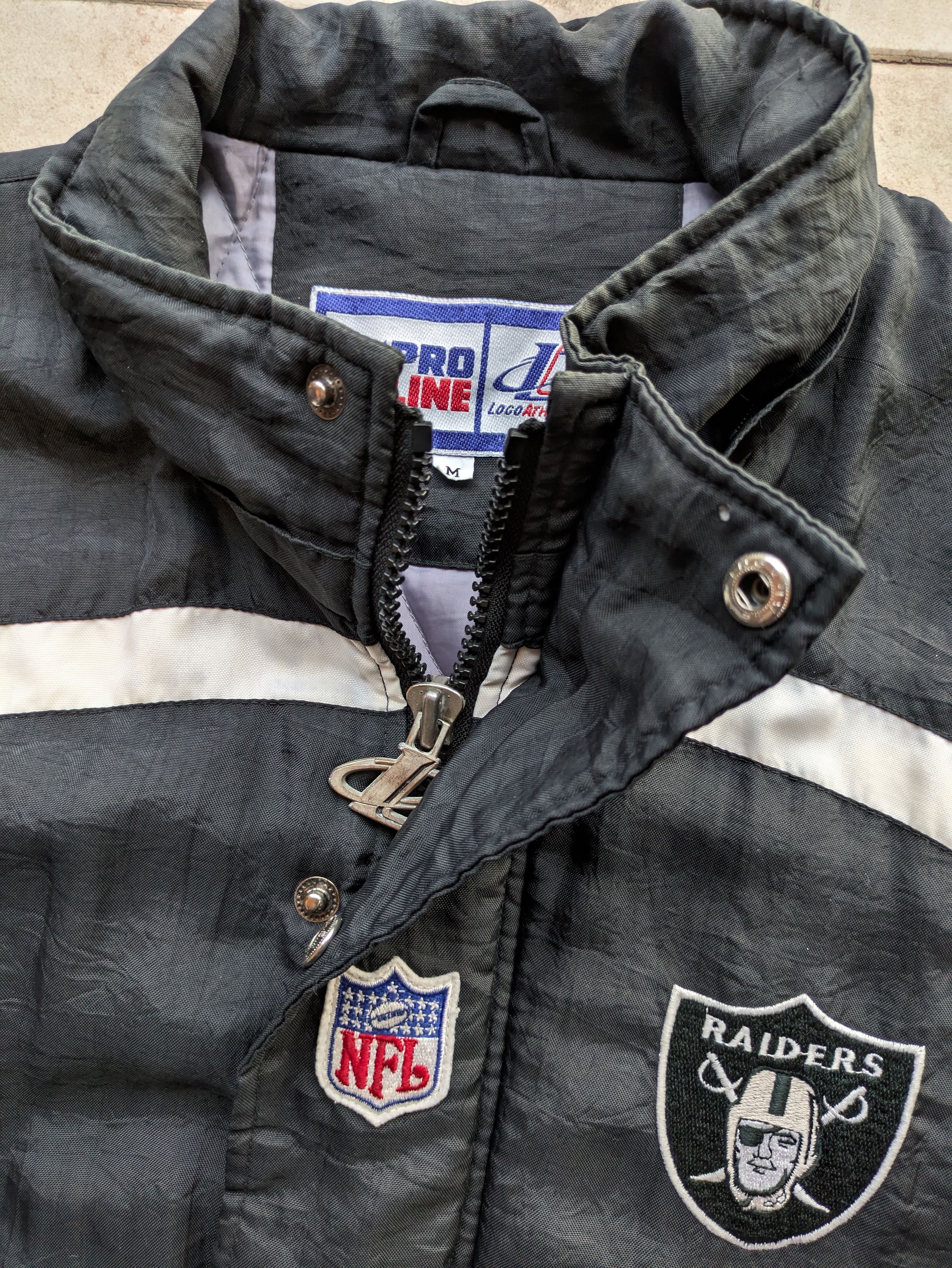 NFL Oakland Raiders 90s HELMET puffer M L blk silver NFL Pro vtg Size US M / EU 48-50 / 2 - 3 Thumbnail