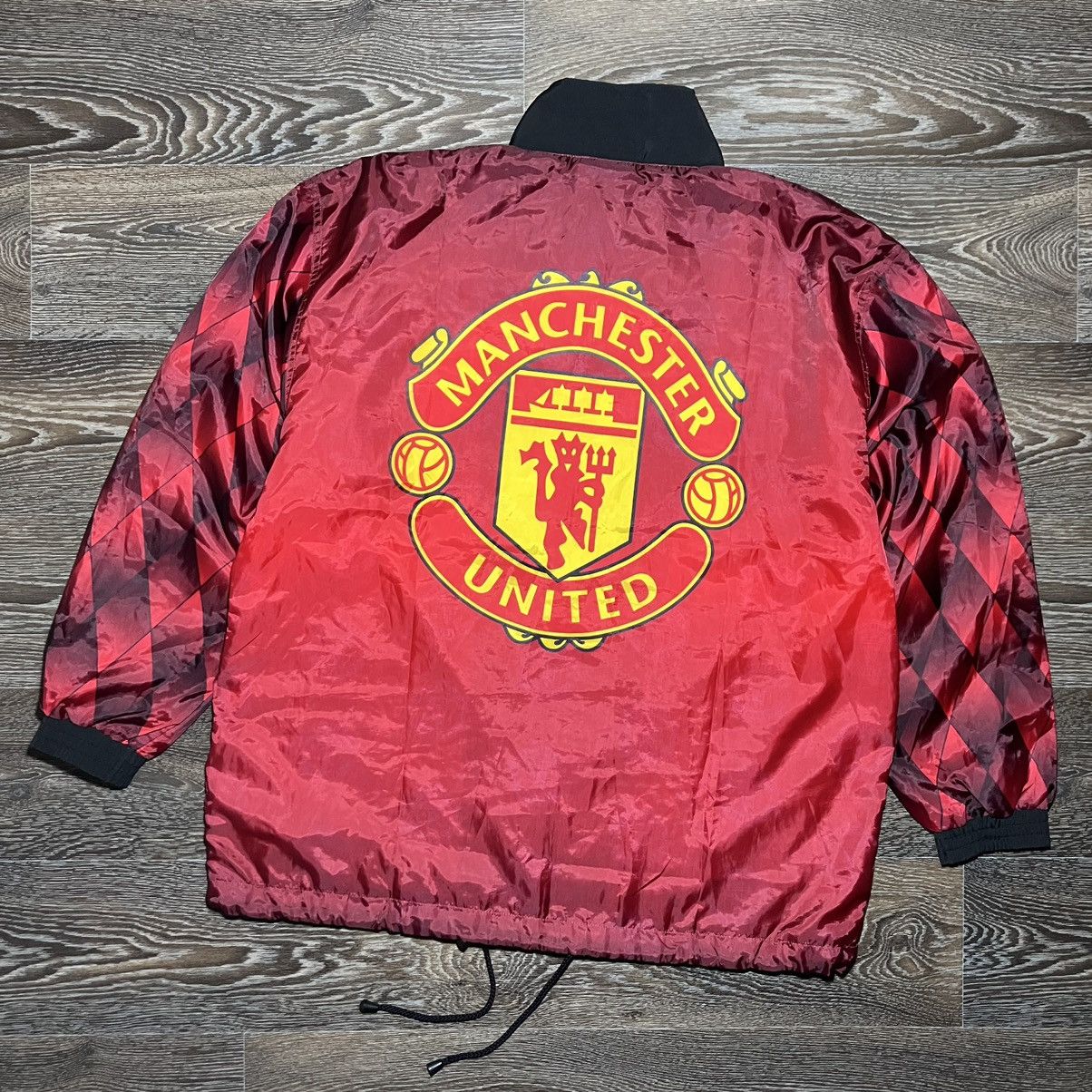 Vintage MANCHESTER UNITED FC Emblem Monogram Gradient Nylon Jacket Size US XL / EU 56 / 4 - 1 Thumbnail