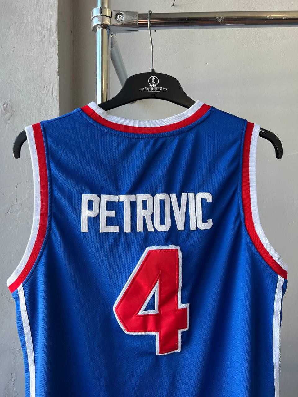 Vintage VINTAGE YUGOSLAVIA TEAM #4 PETROVICH BASKETBALL JERSEY SZ M Size US M / EU 48-50 / 2 - 10 Thumbnail