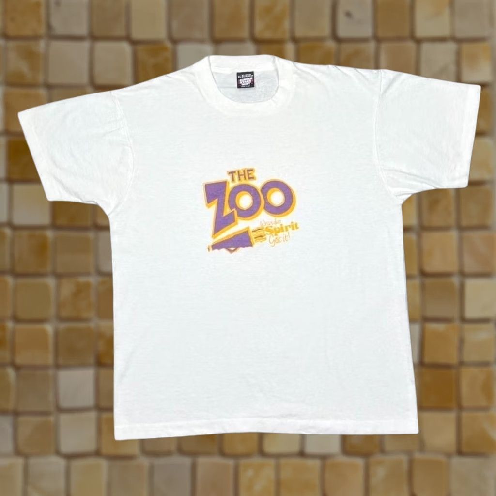Vintage VINTAGE Screen Stars The Zoo “Wrangler Spirit” Souvenir T-Shirt XL White Men Shirt Graphic Print 1990s 90s Wrangler Spirit Boys Girls Mens Womens Size US XL / EU 56 / 4 - 1 Thumbnail