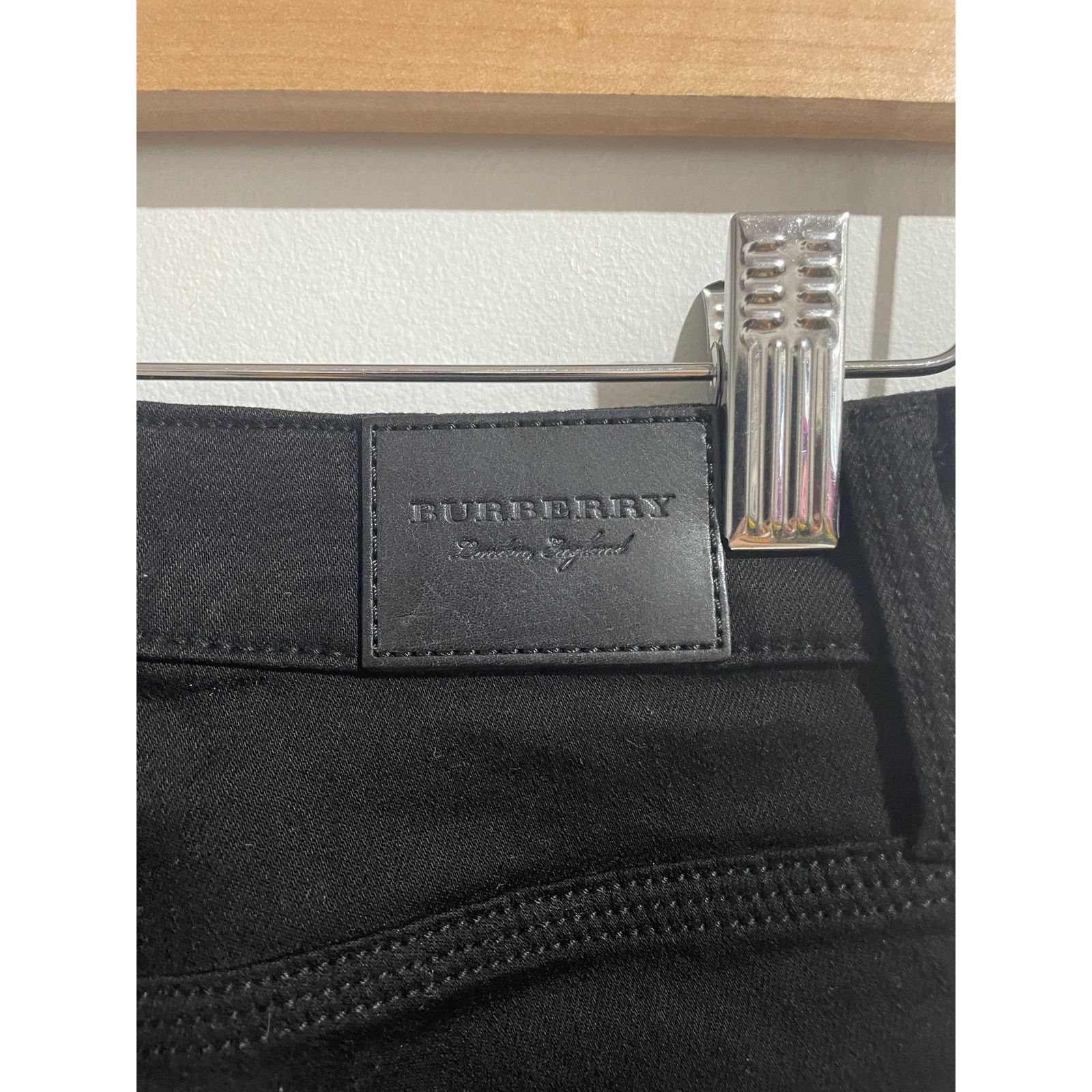 Burberry BURBERRY BLACK FLARE JEANS PREOWNED SIZE 26 Size US 26 / EU 42 - 3 Thumbnail