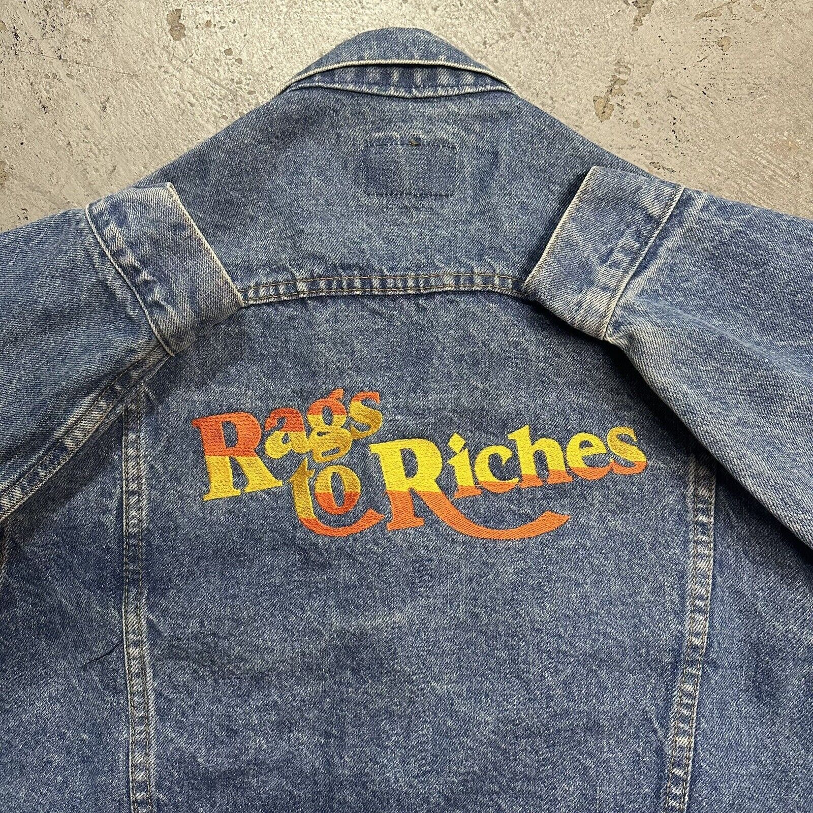 Levi's × Vintage Vintage 1987 Levi’s Rags to Riches Cast & Crew Denim Jacket Size US M / EU 48-50 / 2 - 1 Thumbnail