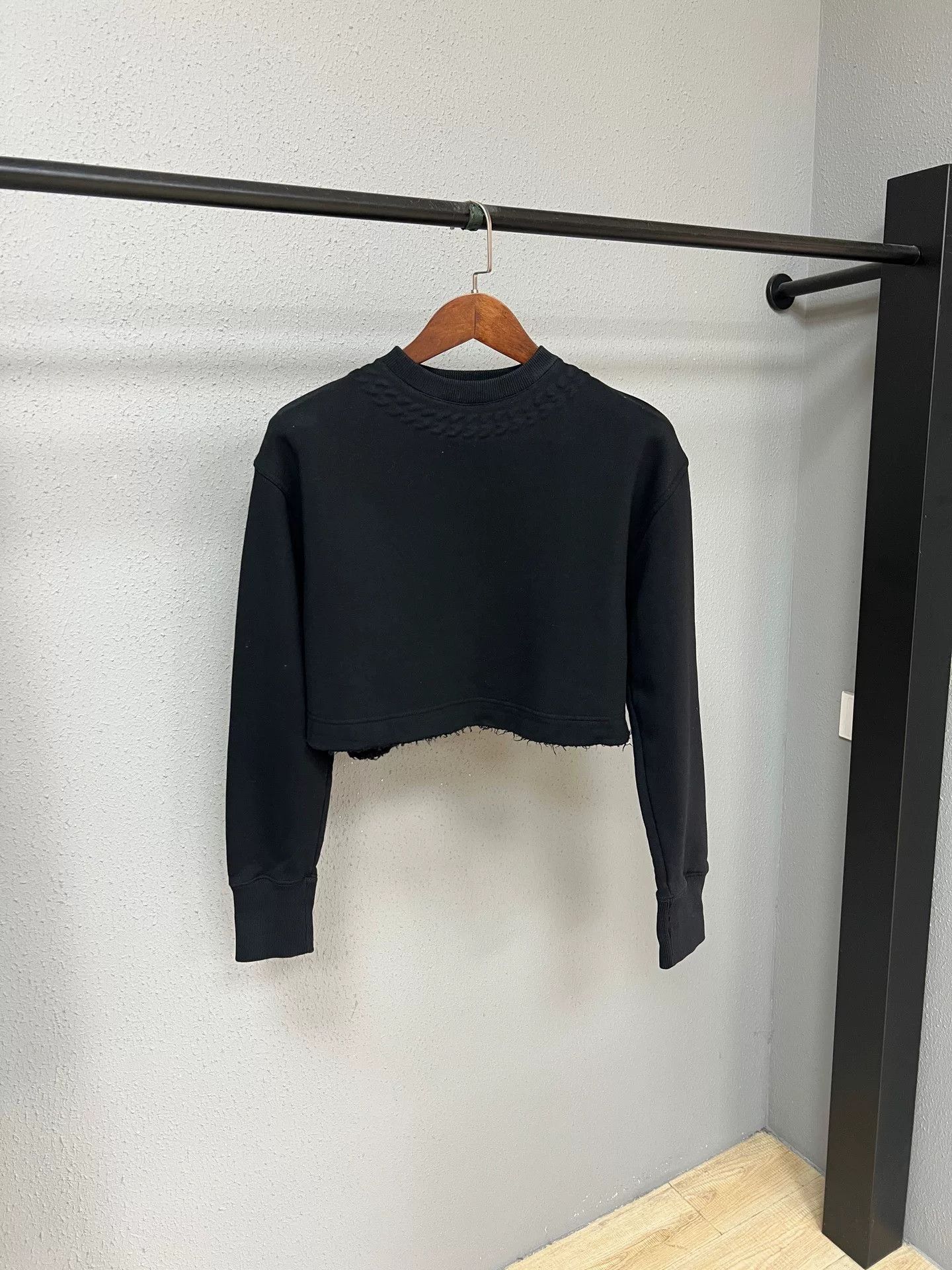 Givenchy Givenchy Black Cropped Sweatshirt Size XS / US 0-2 / IT 36-38 - 1 Thumbnail