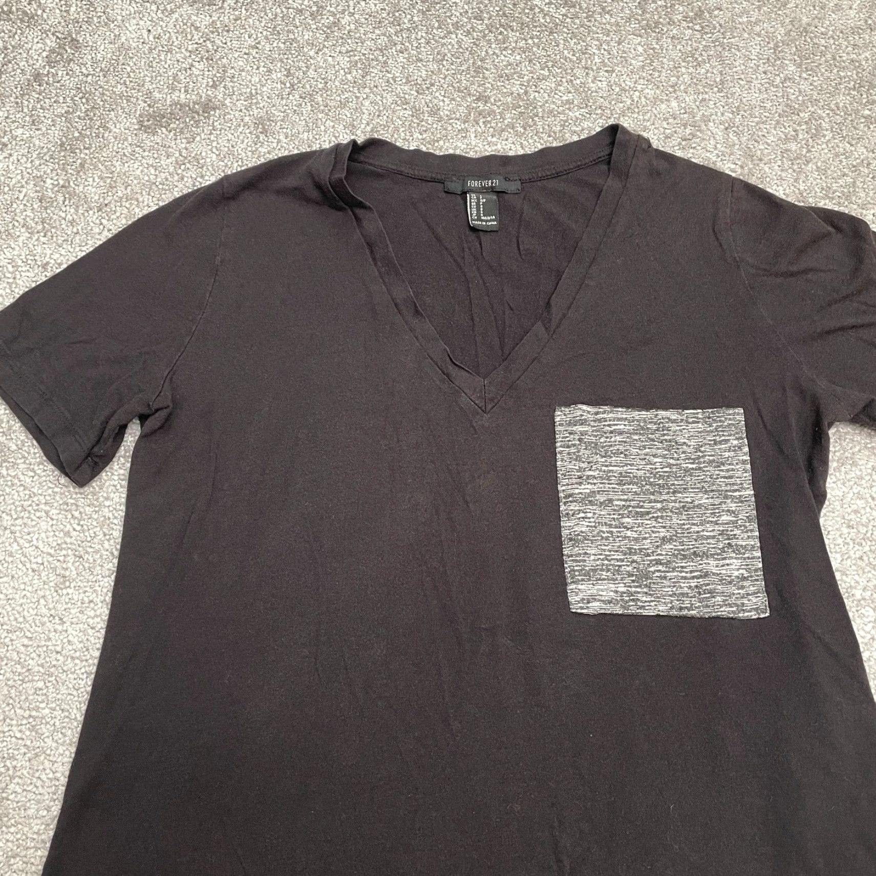 Forever 21 FOREVER 21 Tunic T-Shirt Womens Small Black Gray V-Neck Short Sleeve Pocket Tee Size S / US 4 / IT 40 - 3 Thumbnail