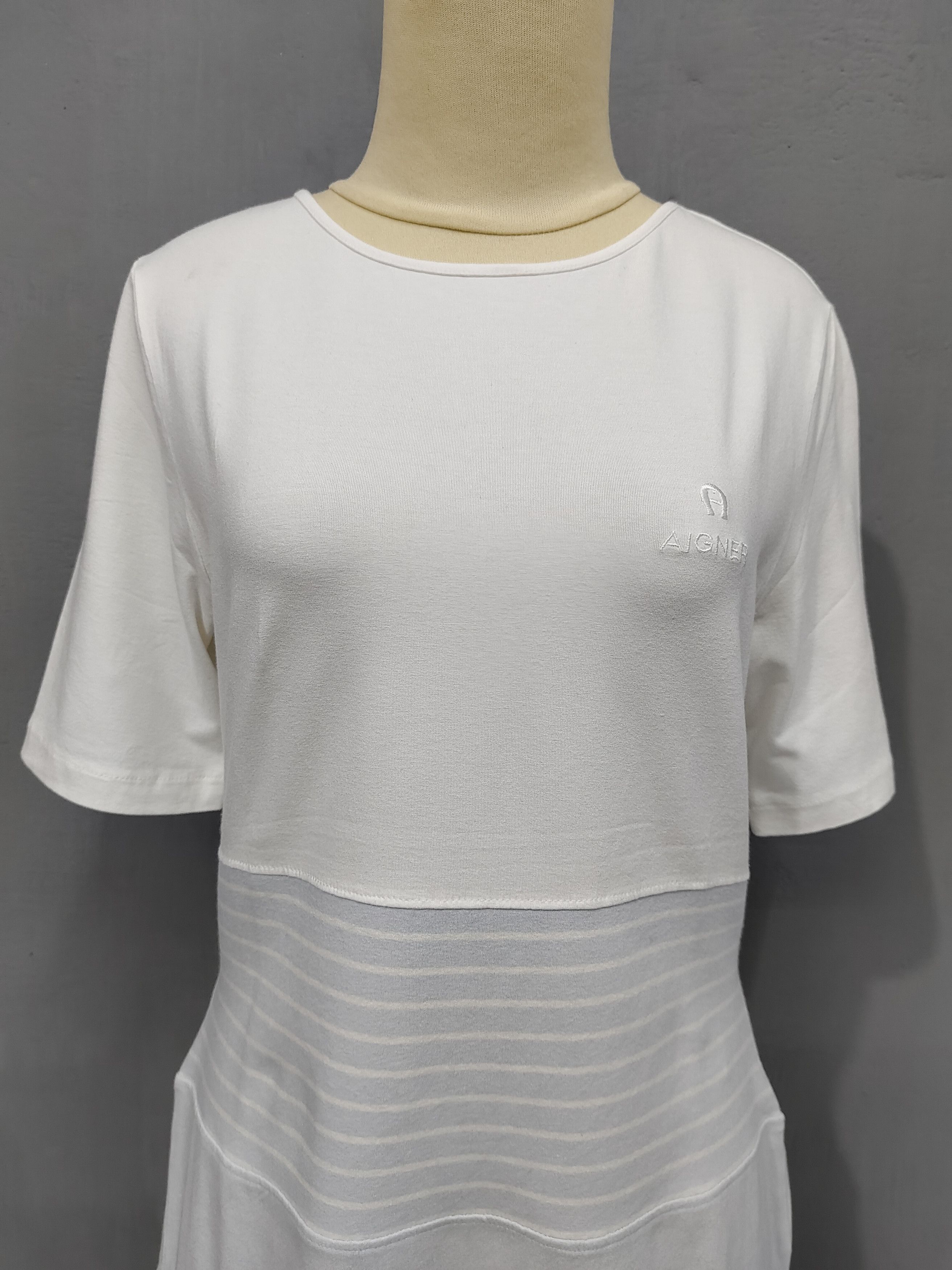 Aigner 2000s Aigner- Minimal Panel Embroidered Logo Viscose Tshirt Size M / US 6-8 / IT 42-44 - 3 Thumbnail