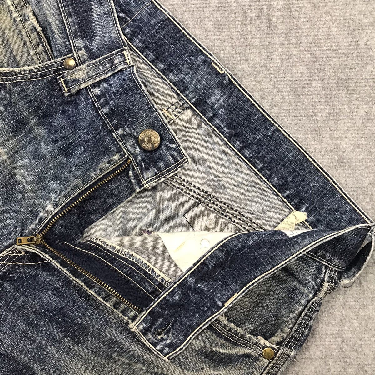 Levi's Vintage Clothing RIPPED DISTRESSED LEVIS BLUE DENIM BAGGY PANTS 142 Size US 34 / EU 50 - 17 Thumbnail