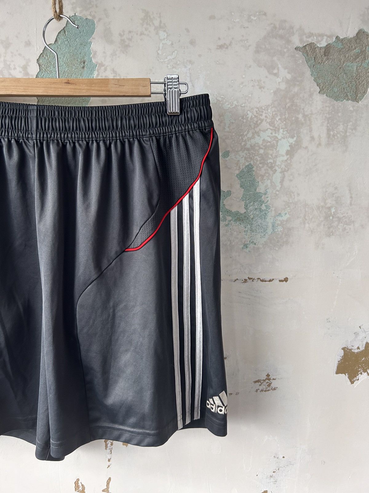 Adidas VINTAGE ADIDAS LIVERPOOL SHORTS ENGLAND Size US 34 / EU 50 - 3 Thumbnail