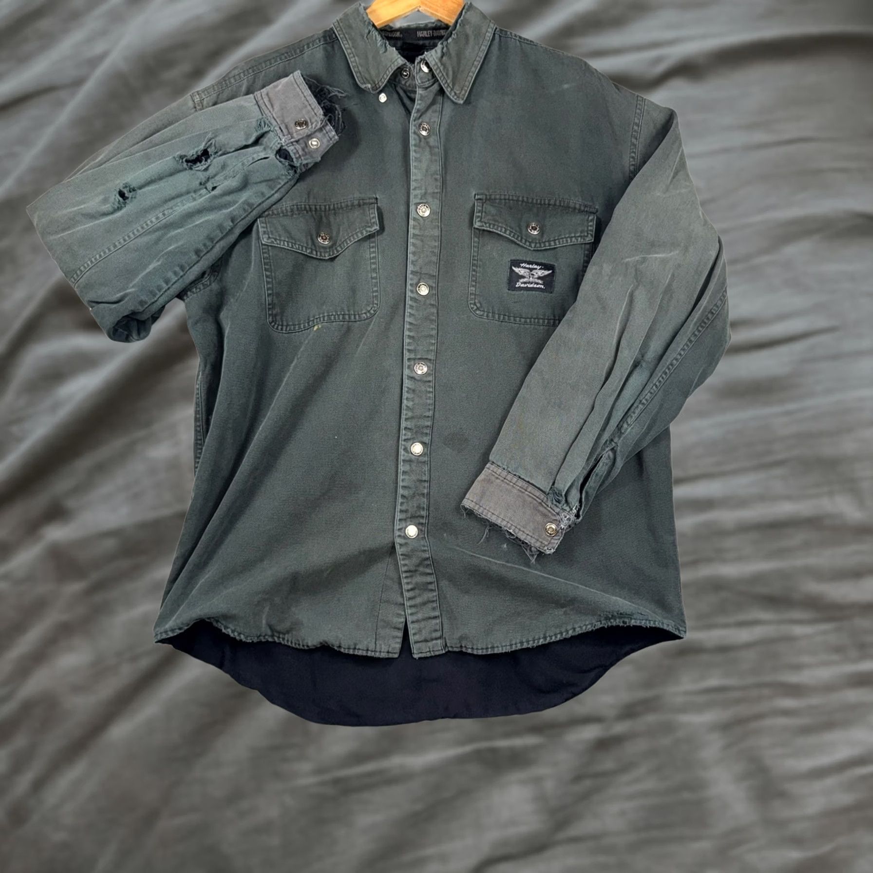Harley Davidson VINTAGE Harley-Davidson Distressed Canvas Snap Front Work Shirt Mens Large Gray 46in 30.5in Long Sleeve Button-Up Pockets Embroidered Back Yoke Size US L / EU 52-54 / 3 - 1 Thumbnail