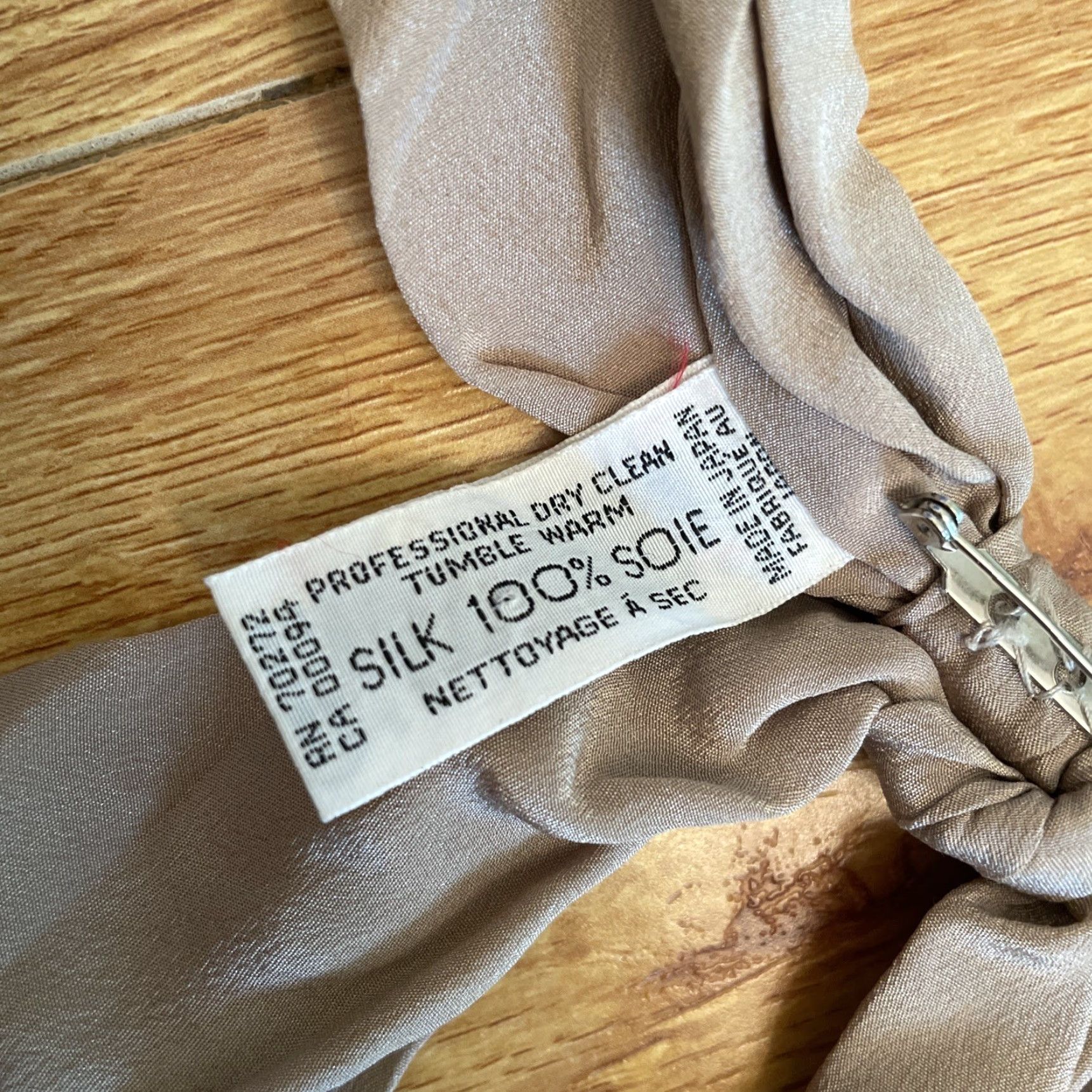 Liz Claiborne VINTAGE Liz Claiborne Silk Neck Bow Tie Pin Brooch Collar Accessories Preppy Women's Bow Pin Beige 90s Designer Multifunctional Size ONE SIZE - 6 Thumbnail