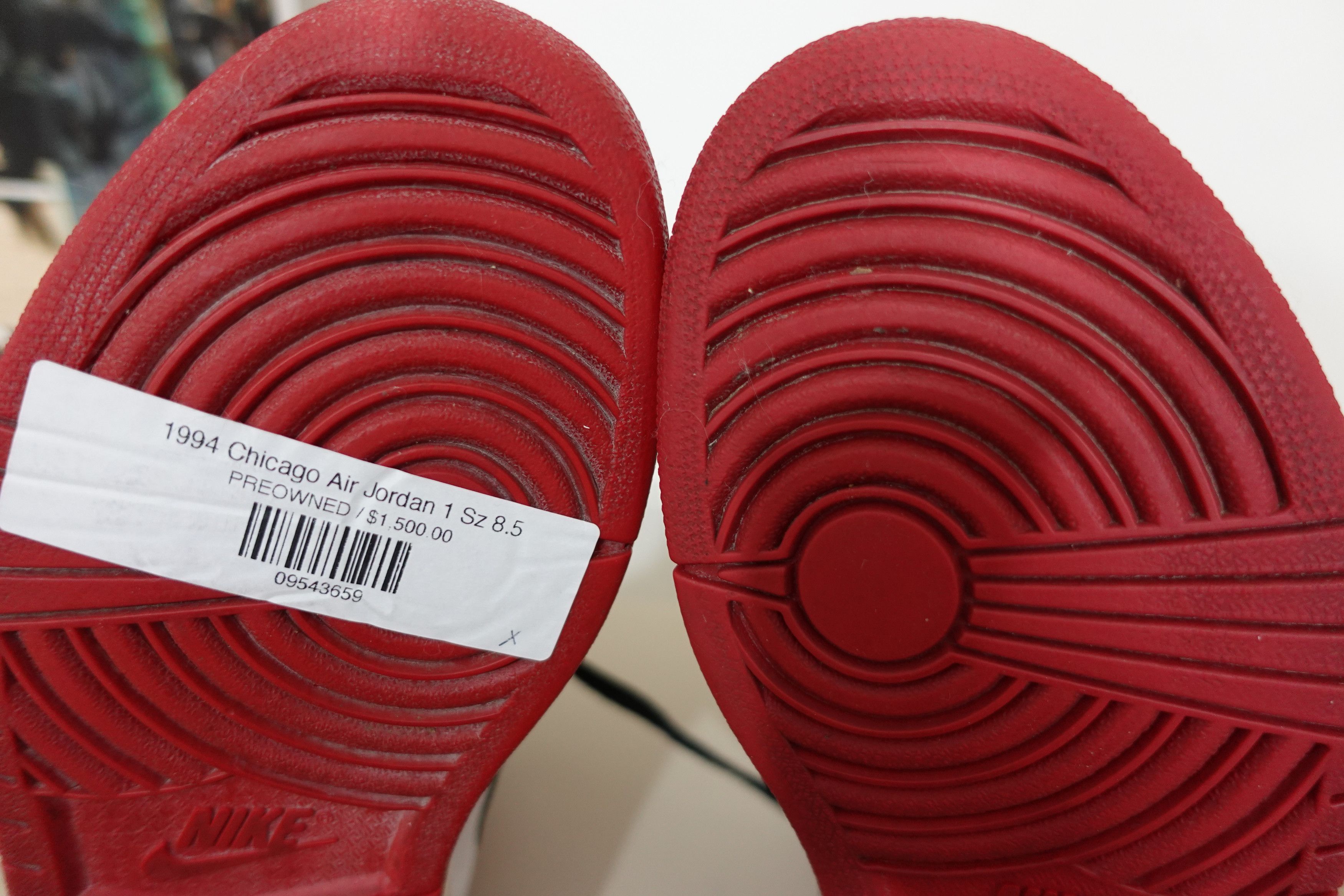 Jordan Brand × Nike 1994 Nike Air Jordan 1 Chicago Size 8.5 Size US 8.5 / EU 41-42 - 9 Thumbnail