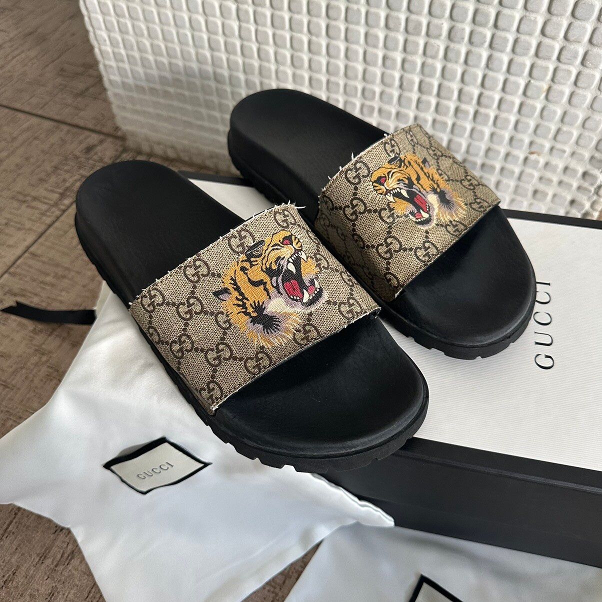 GUCCI Mens Supreme GG Bee Black Rubber Slides Sandals Sz UK 10, US 10.5 $475