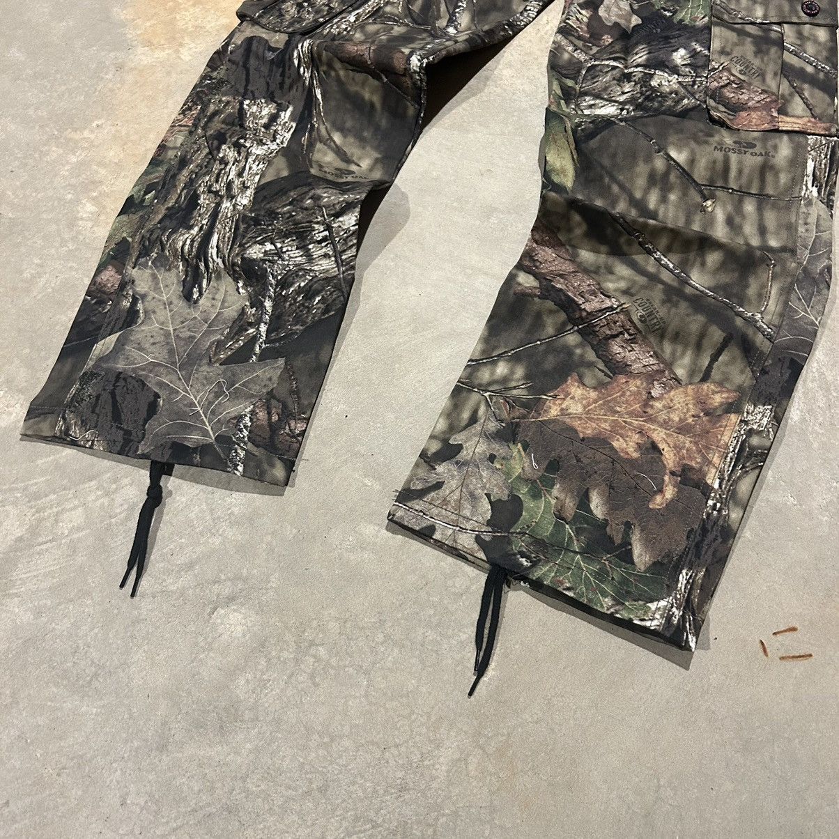 Mossy Oaks × Vintage Crazy Vintage Y2K Mossy Oaks Woodland Camo Baggy Cargo Pants Size US 33 - 3 Thumbnail