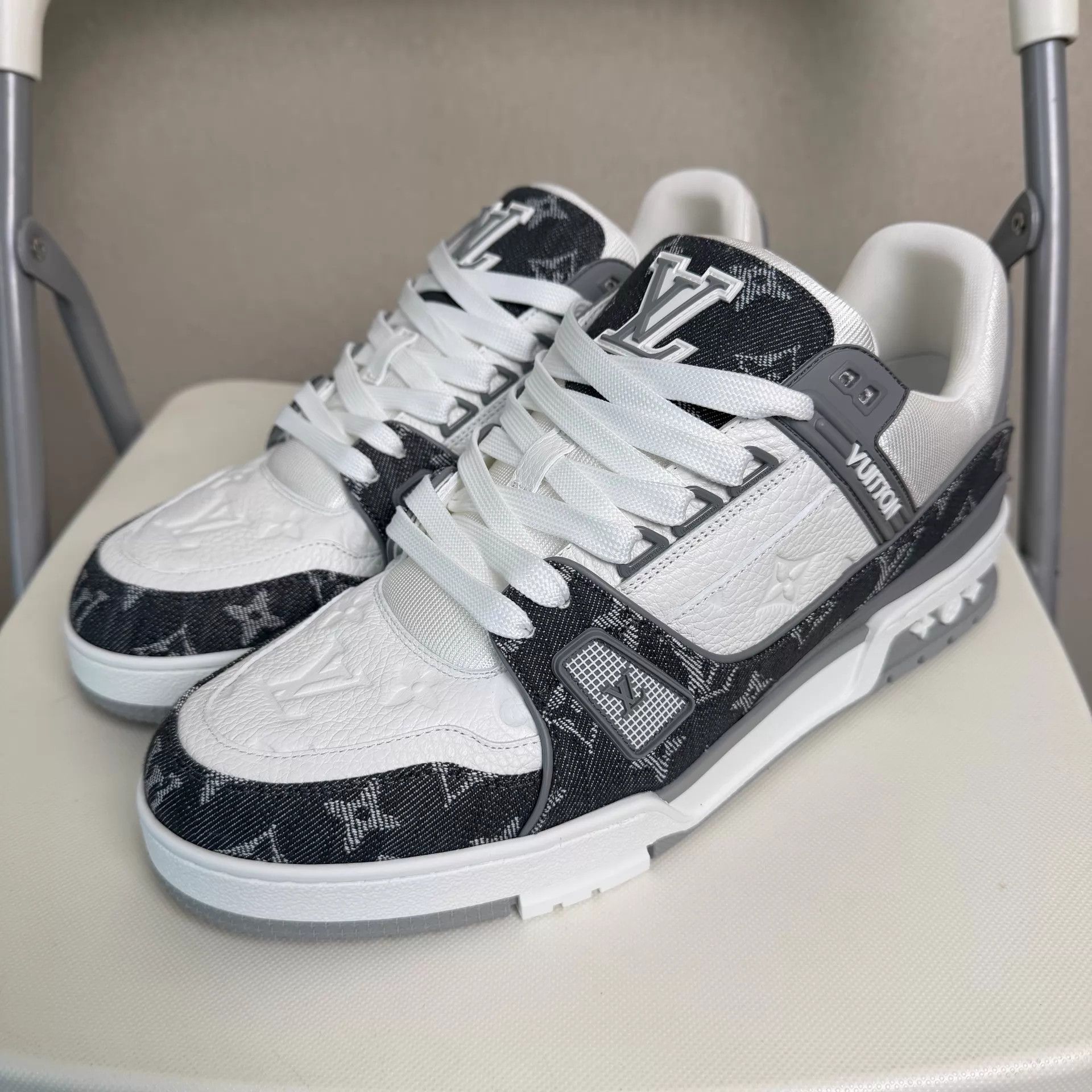 Louis Vuitton LOUIS VUITTON Trainer Low-Top Unisex White-Gray 42.5 Size US 9.5 / EU 42-43 - 1 Thumbnail