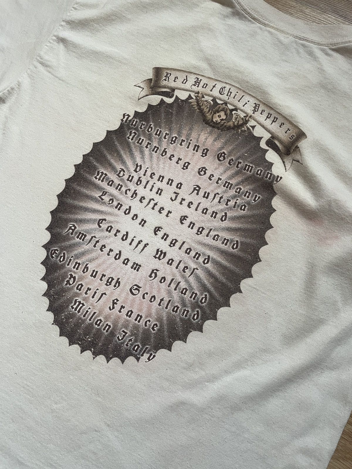 Fruit Of The Loom Vintage 2004 Red Hot Chilli Peppers Tour T Shirt Size L Size US L / EU 52-54 / 3 - 15 Thumbnail