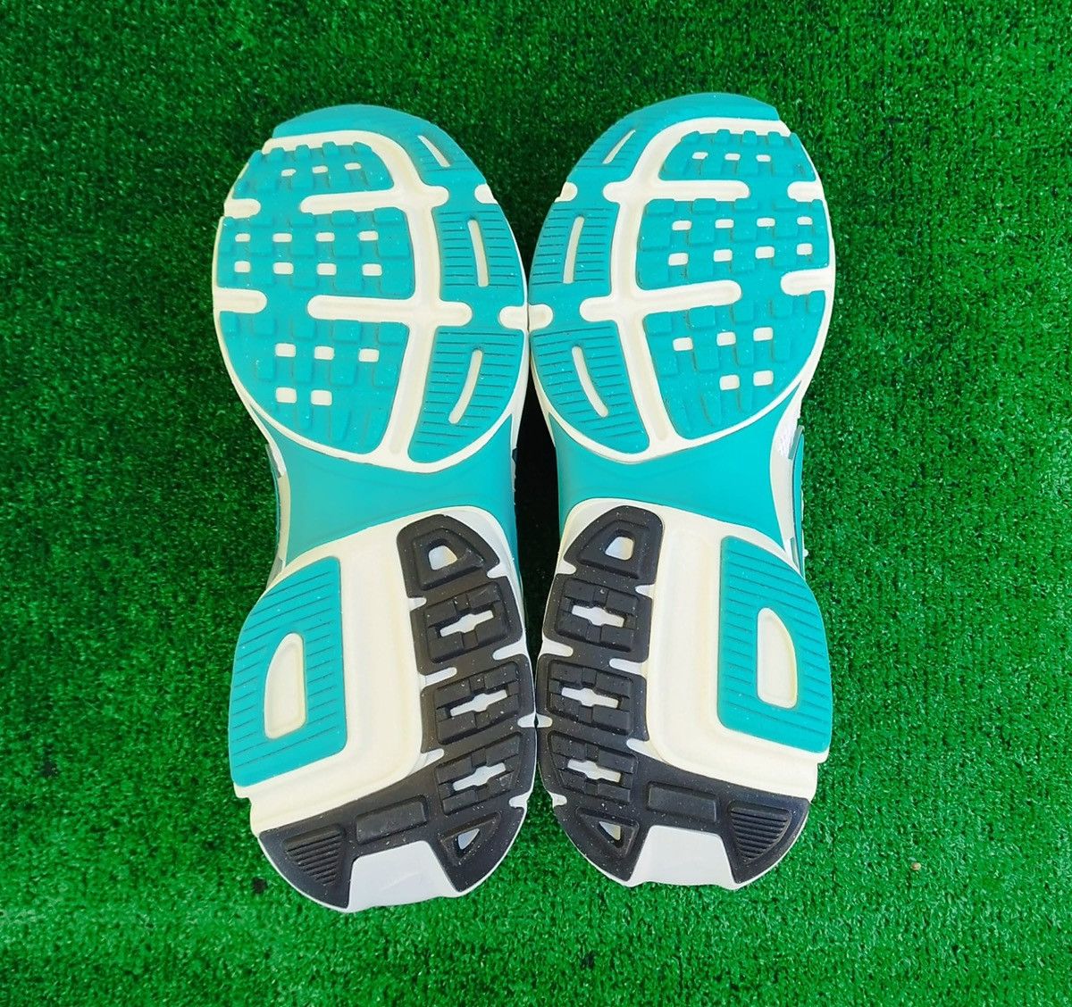 Nike Shoes Nike V2K Run Unisex Size US 11.5 / EU 44-45 - 6 Thumbnail