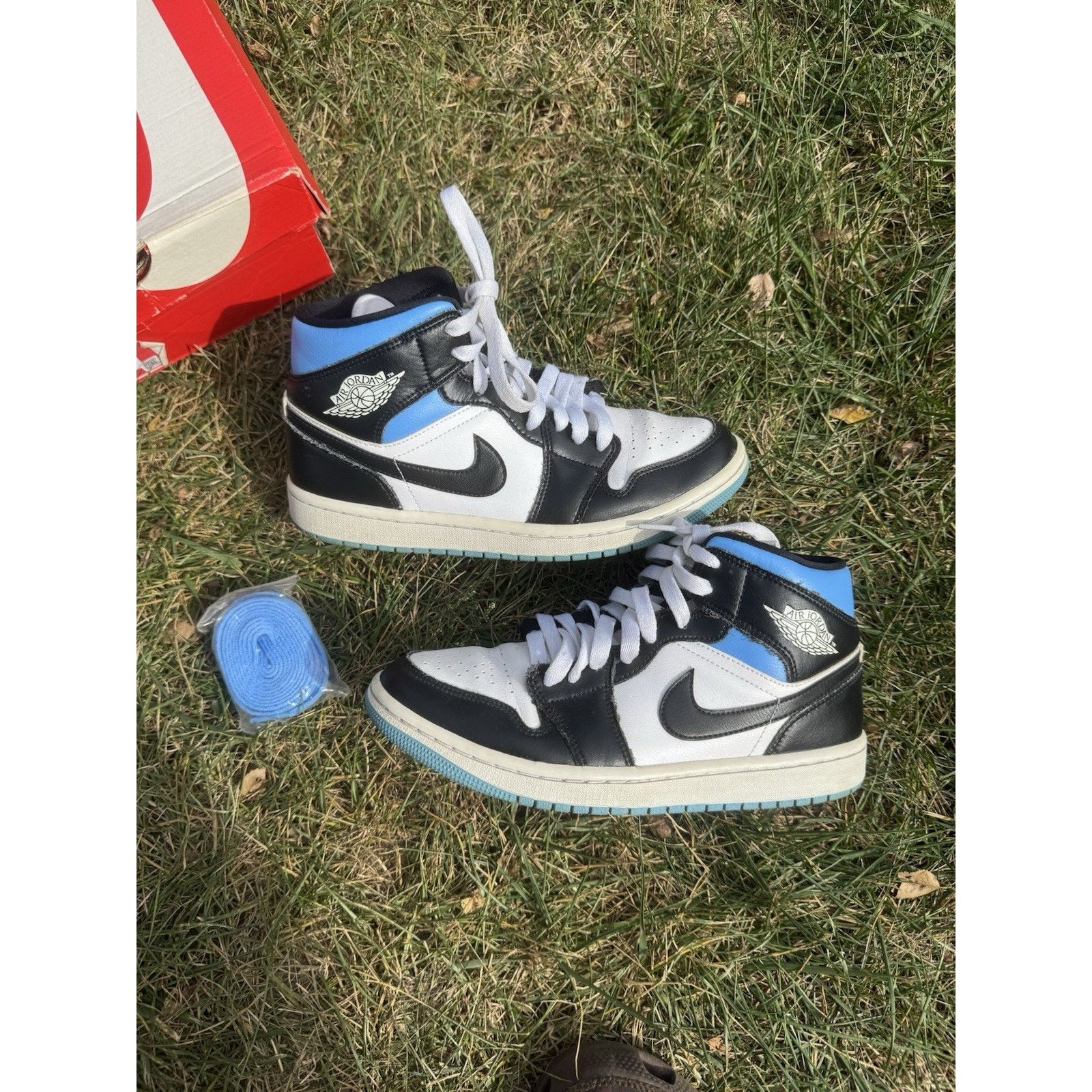 Jordan Brand Air Jordan 1 Mid University Blue W Size 8.5 Women’s Size US 8.5 / IT 38.5 - 1 Thumbnail