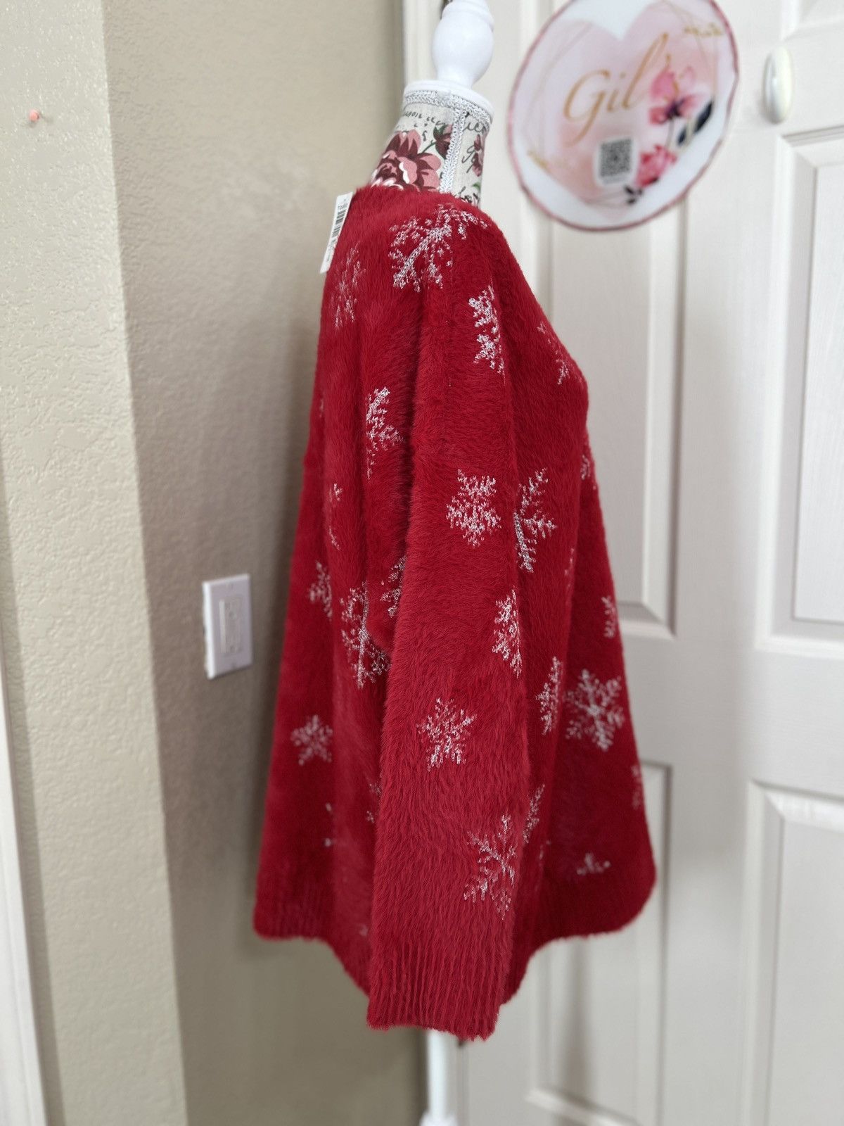 Torrid Torrid red fuzzy snowflake crewneck sweater size 3X Size 3XL / US 20-22 - 3 Thumbnail