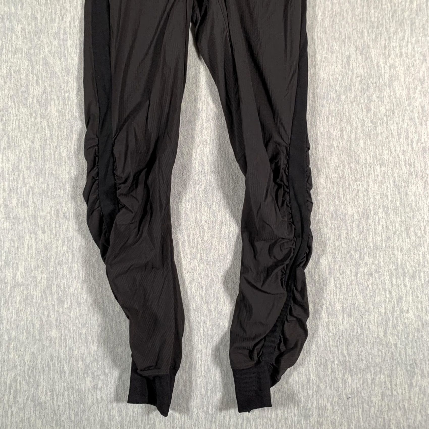 Lululemon Lululemon Pants Womens 4 Black Jogger Ruched Leg Elastic Waist Athleisure Lounge Jogger Pants Slim Tapered Leg Womens 4 Black Size 27" / US 4 / IT 40 - 3 Thumbnail